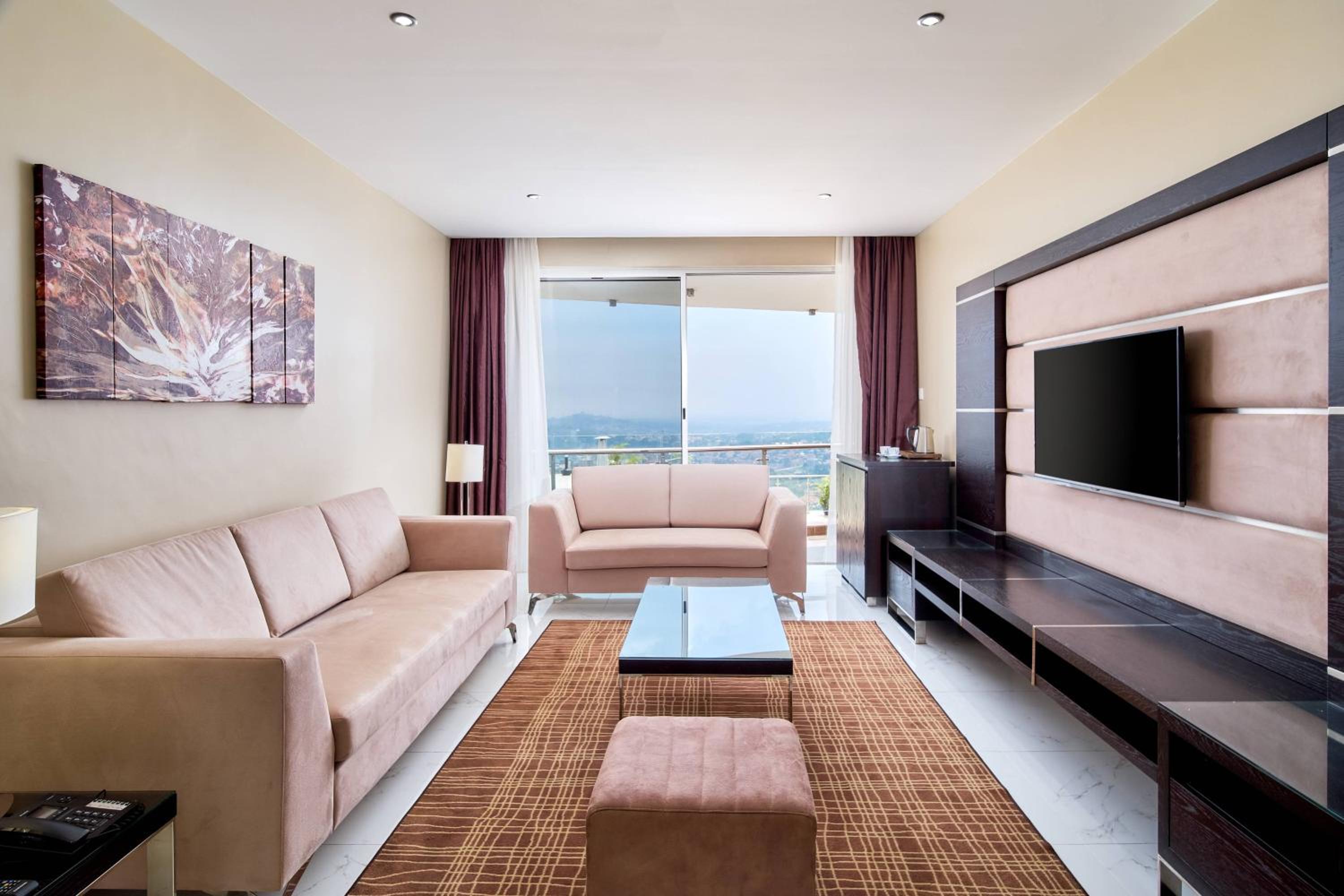 Deluxe King Suite photo 2