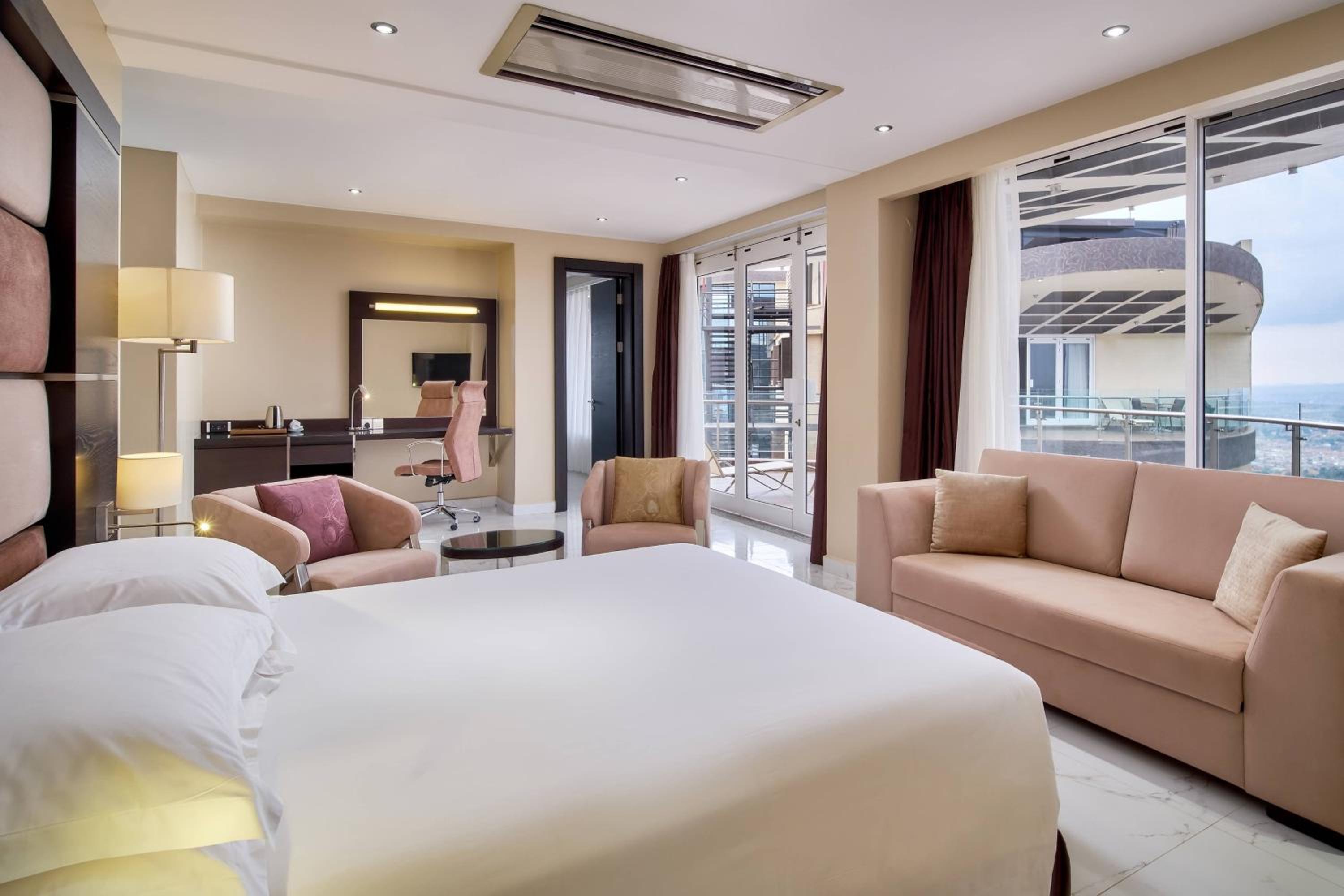 1 Bedroom Suite, 1 King, City View, Balcony photo 2