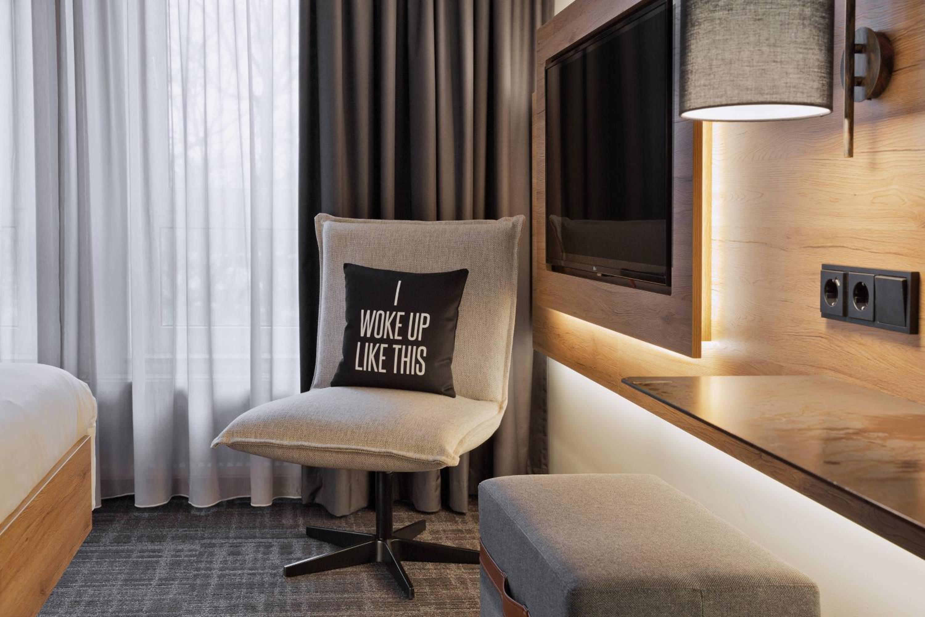 Moxy Queen Room thumbnail 5