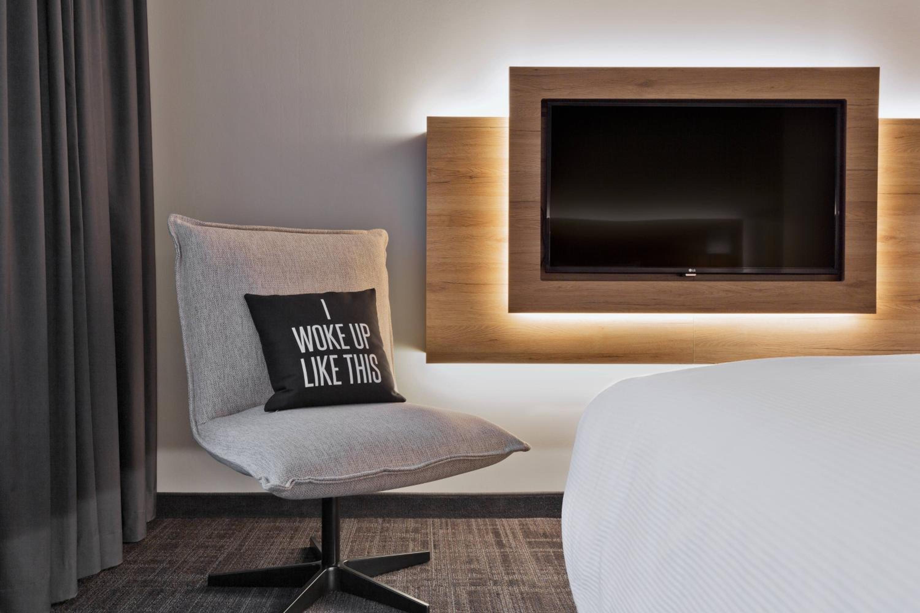 Moxy Queen Room