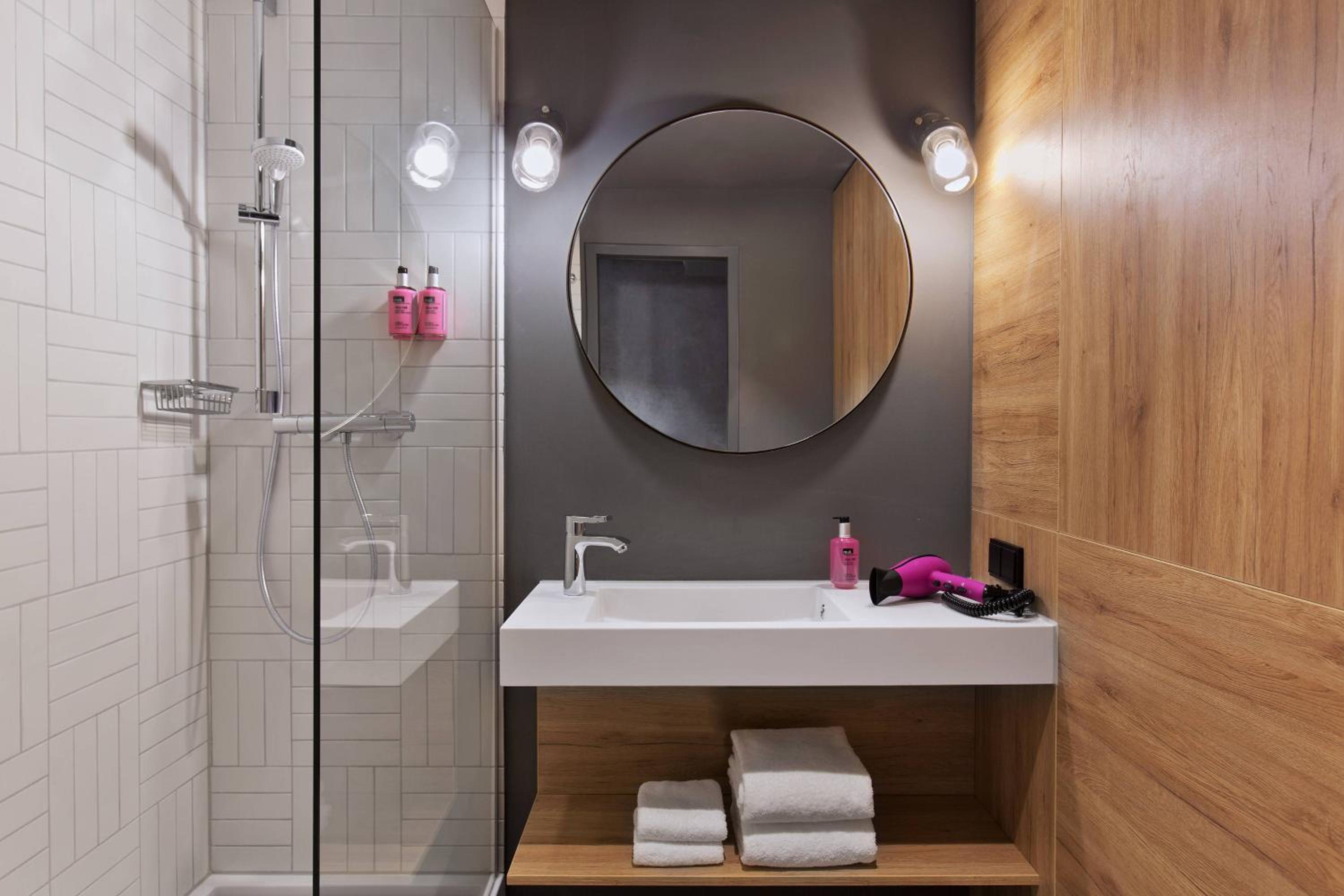 Moxy Queen Room