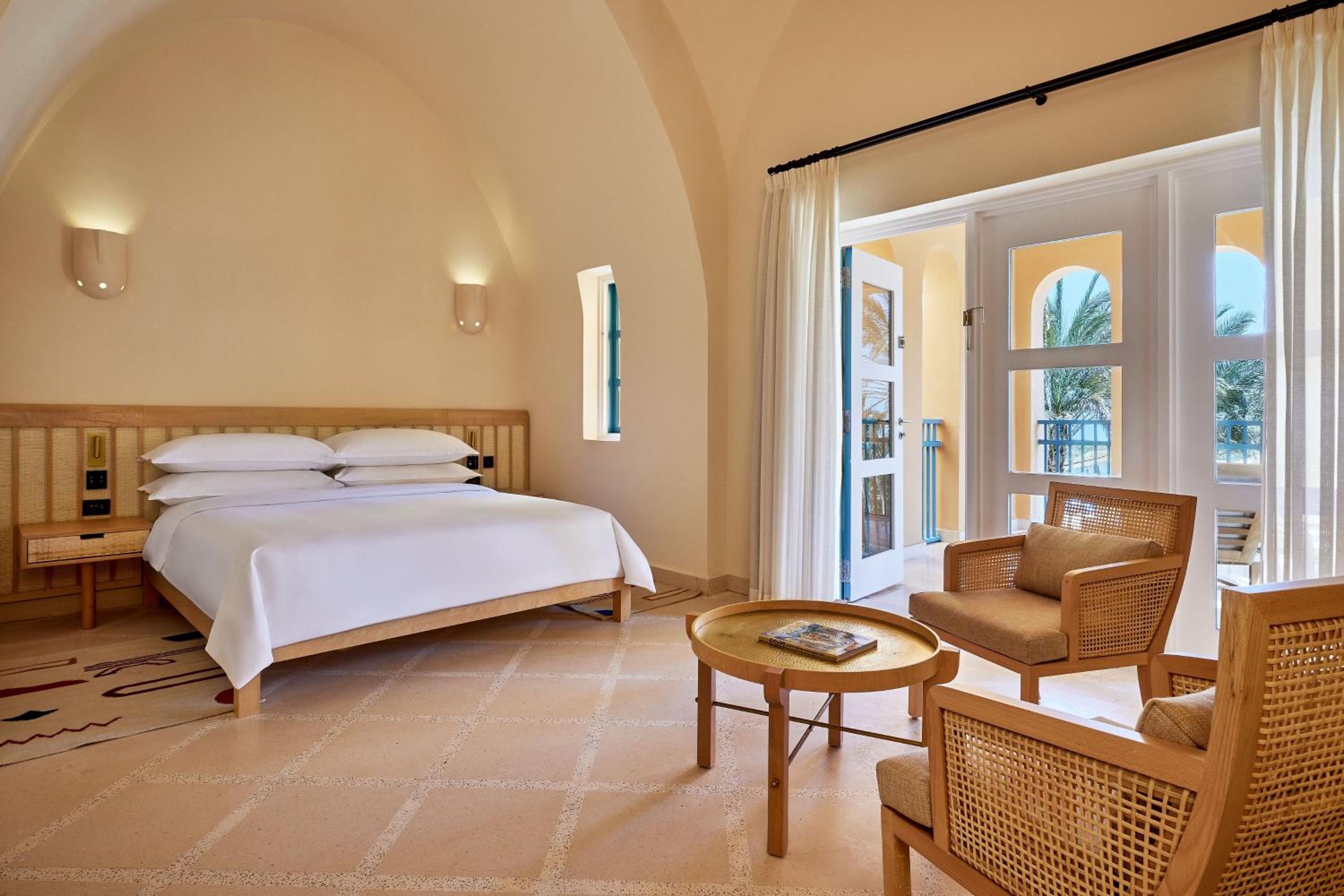 Deluxe Room, Guest room, 1 King, Beach view, Beach front photo 1