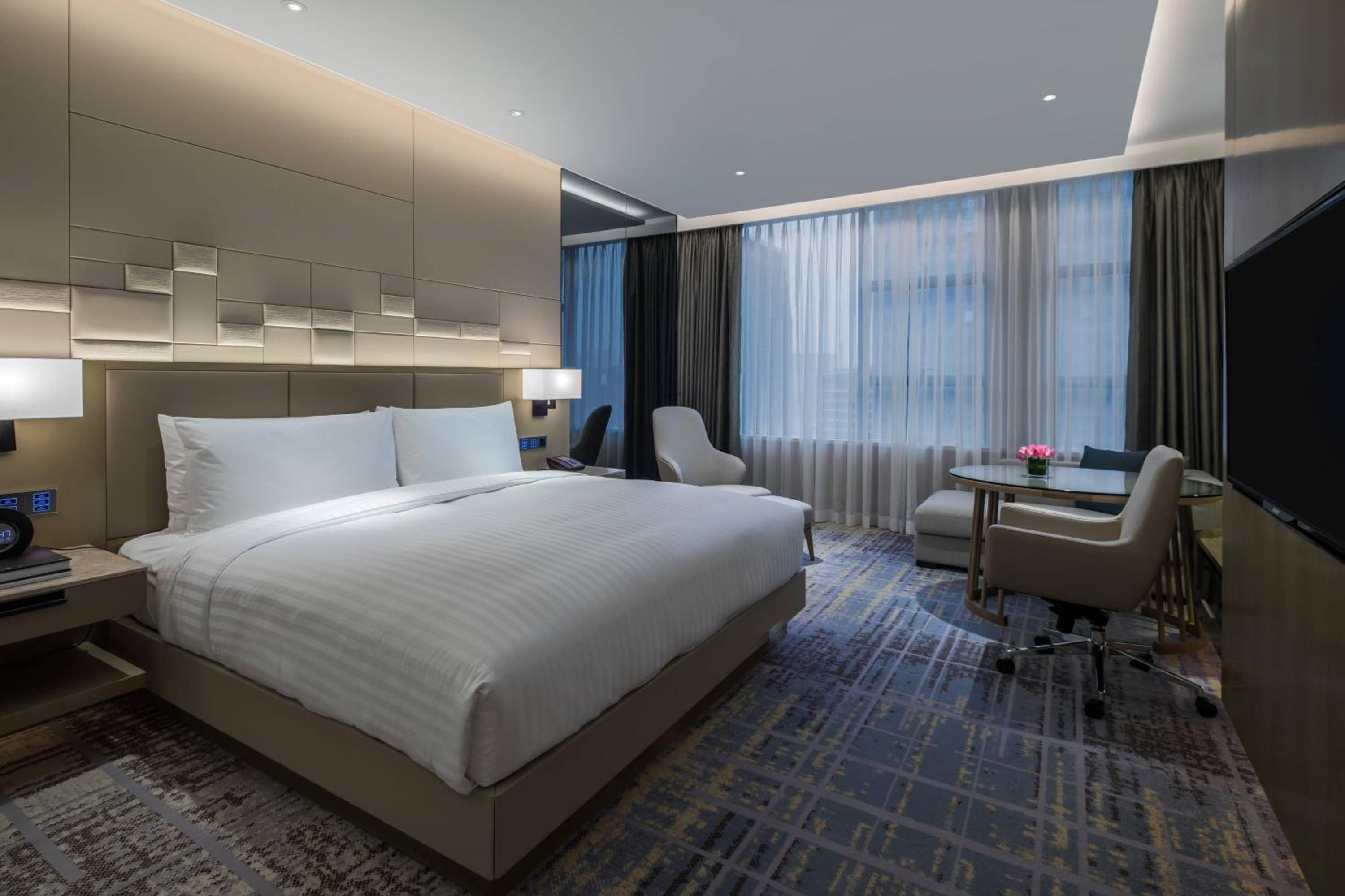 Deluxe king bed room thumbnail 5