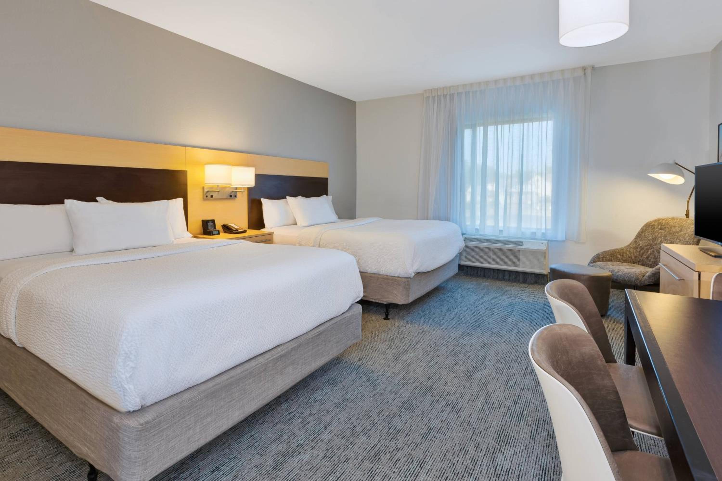 Queen Room with Two Queen Beds - Photo 2