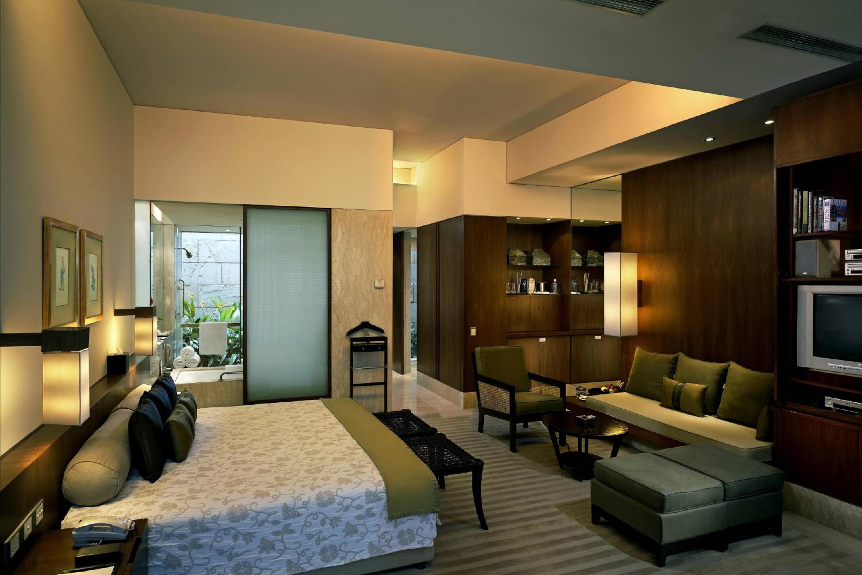 Deluxe 1 Bedroom Suite, 1 King, Garden view photo 1