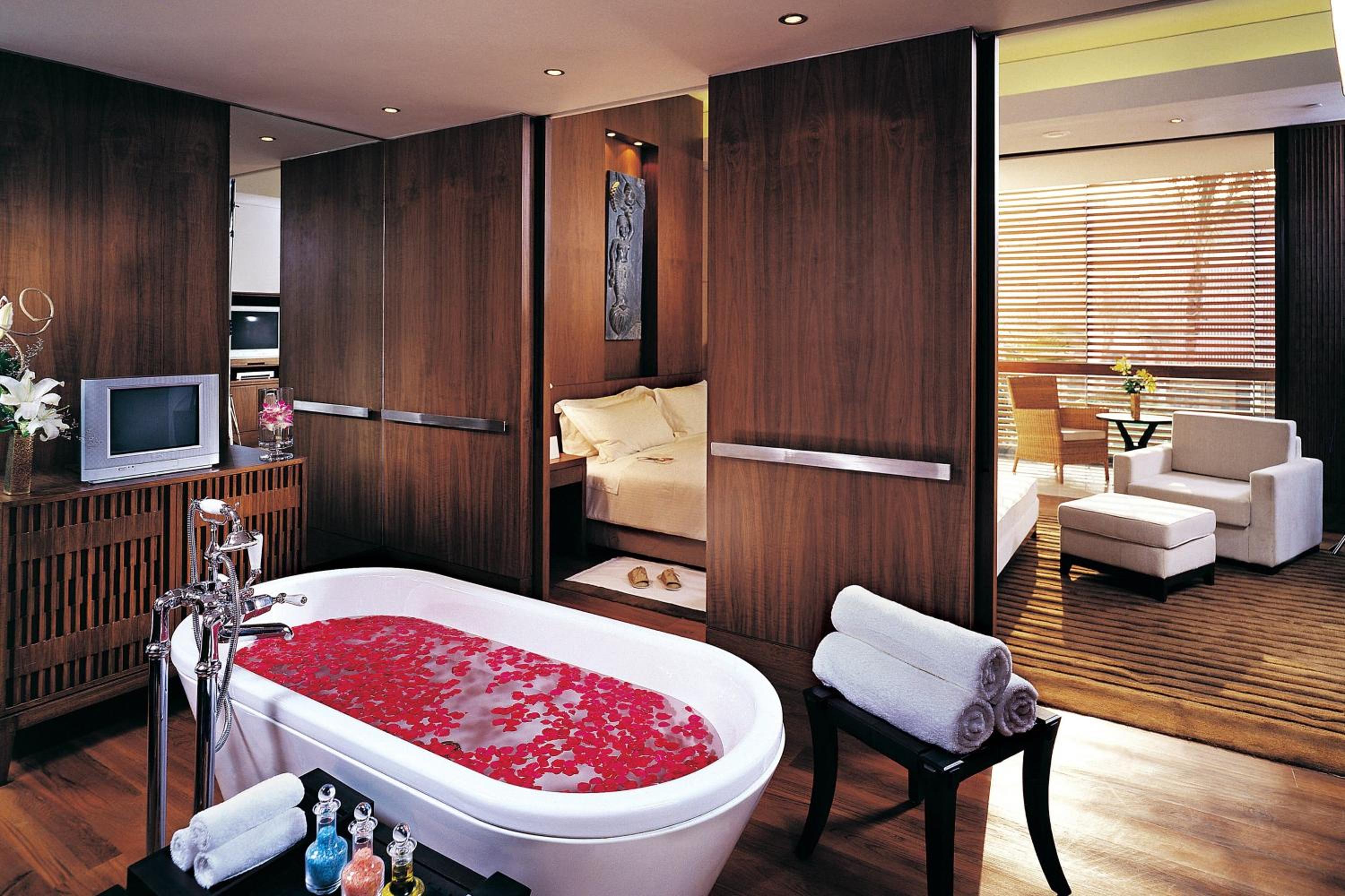 Deluxe 1 Bedroom Suite, 1 King, Garden view photo 3