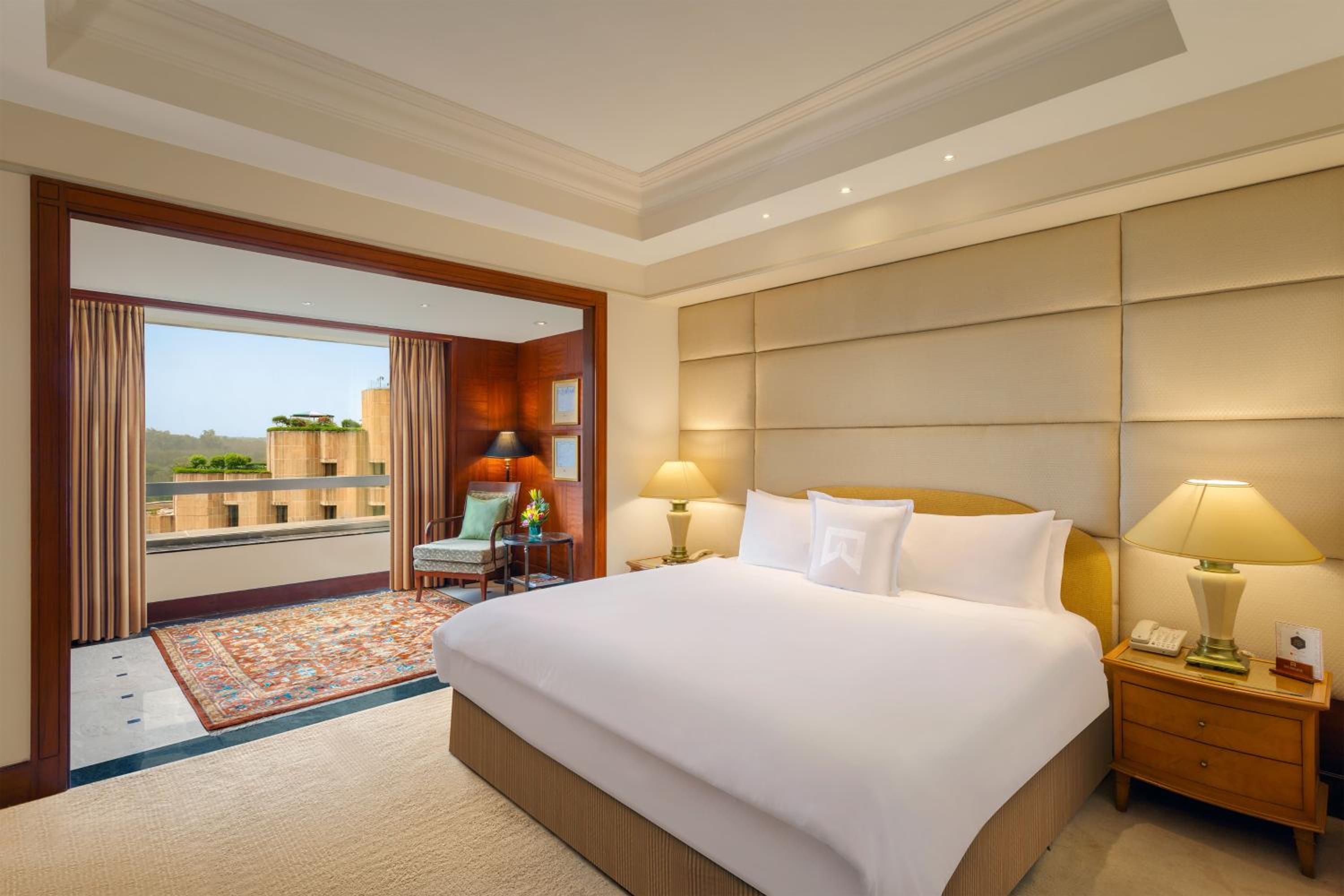 Towers Room, Concierge level, Larger Guest room with complimentary lounge access,  Luxury hours,1 King - Photo 3