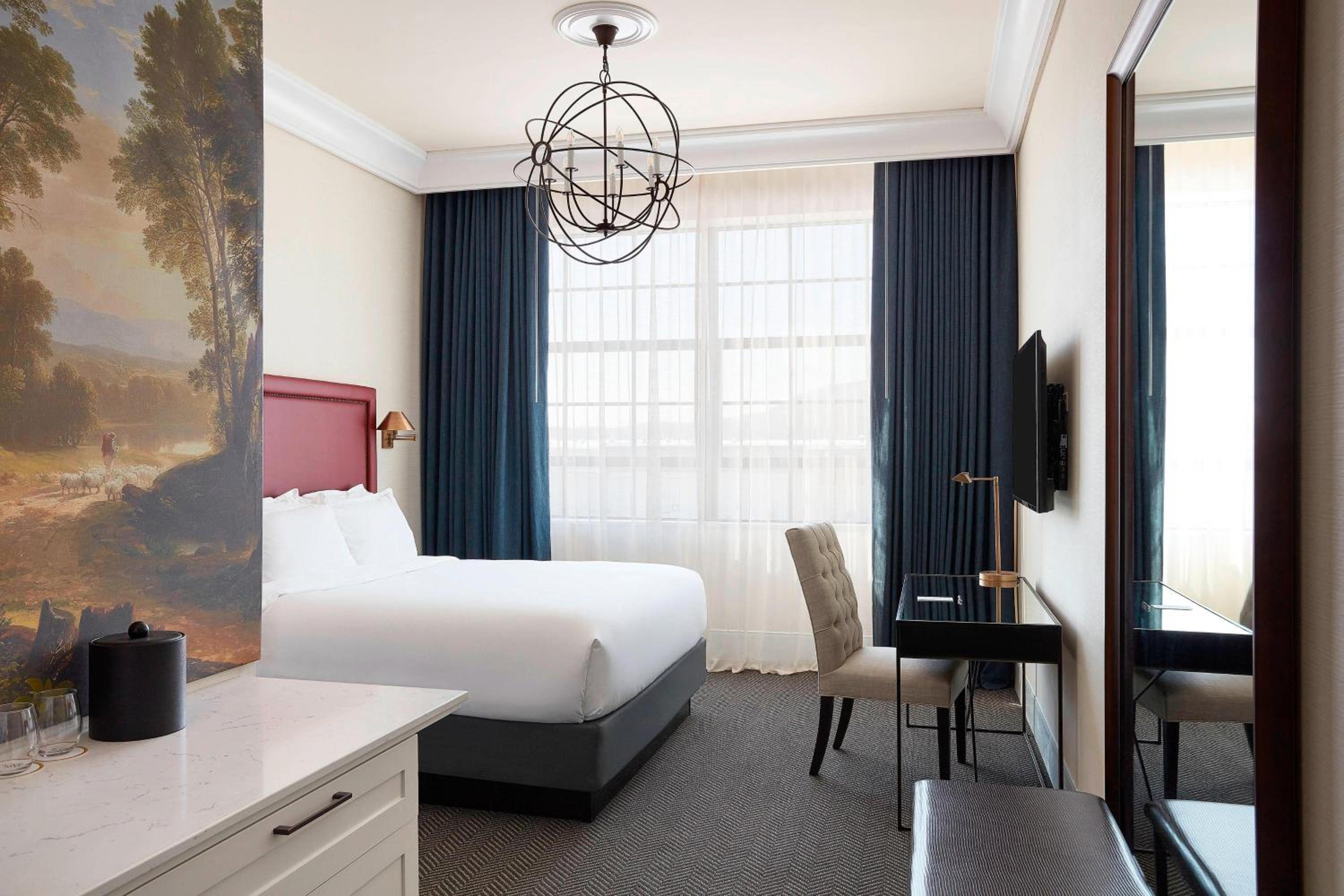 King Room - Hearing Accessible photo 2