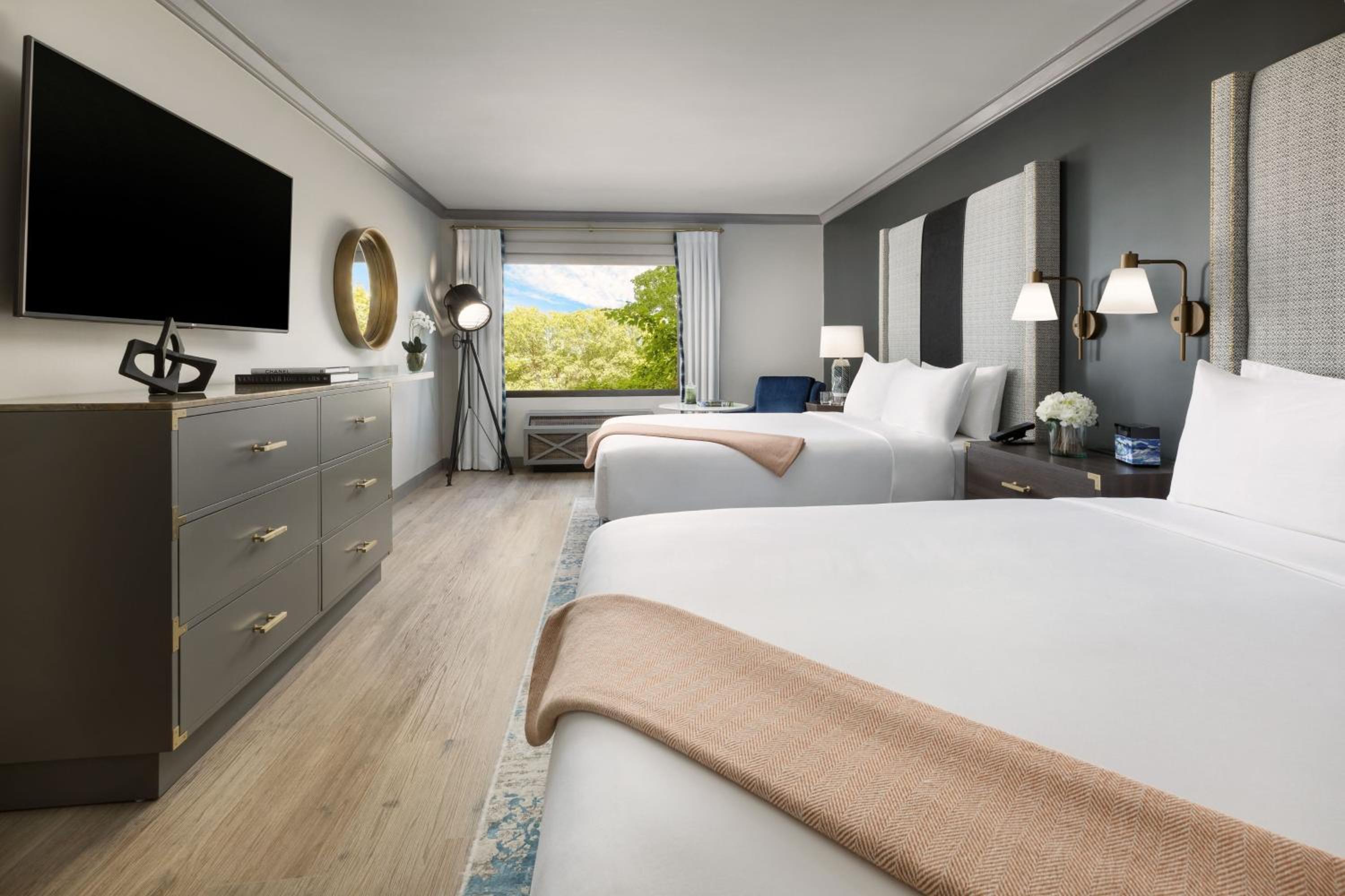 Standard Queen Room with Two Queen Beds - Photo 4