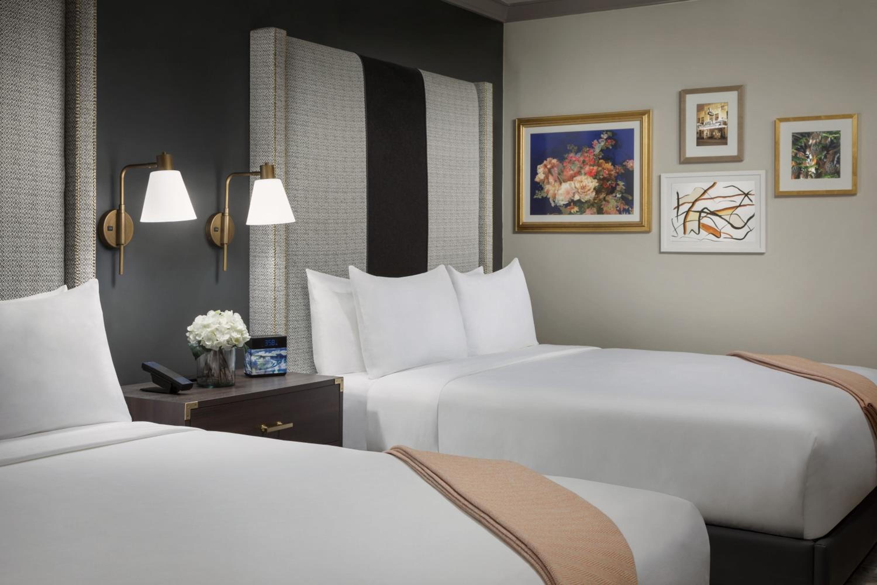 Standard Queen Room with Two Queen Beds - Photo 5