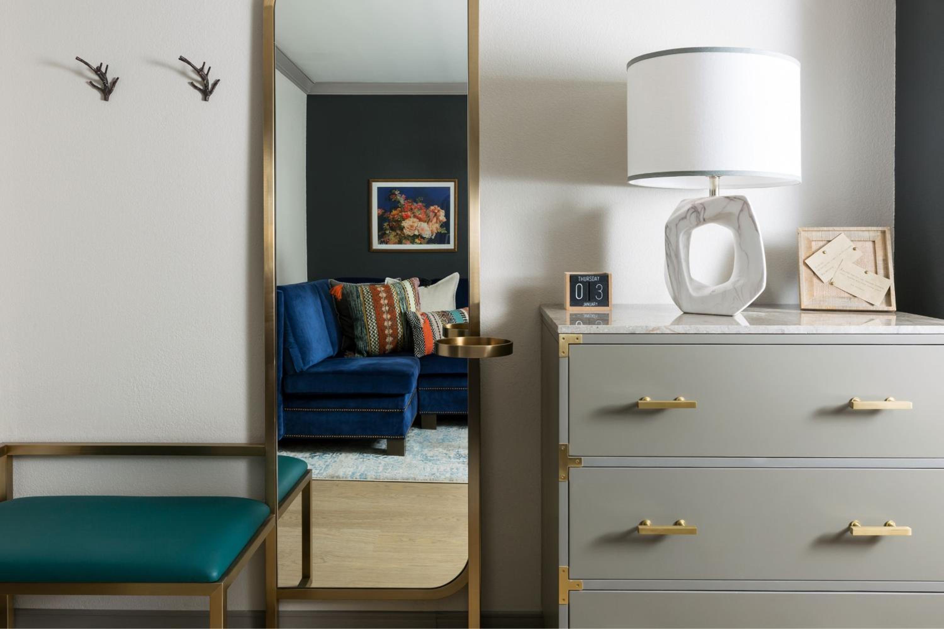 Standard Queen Room with Two Queen Beds - Photo 6
