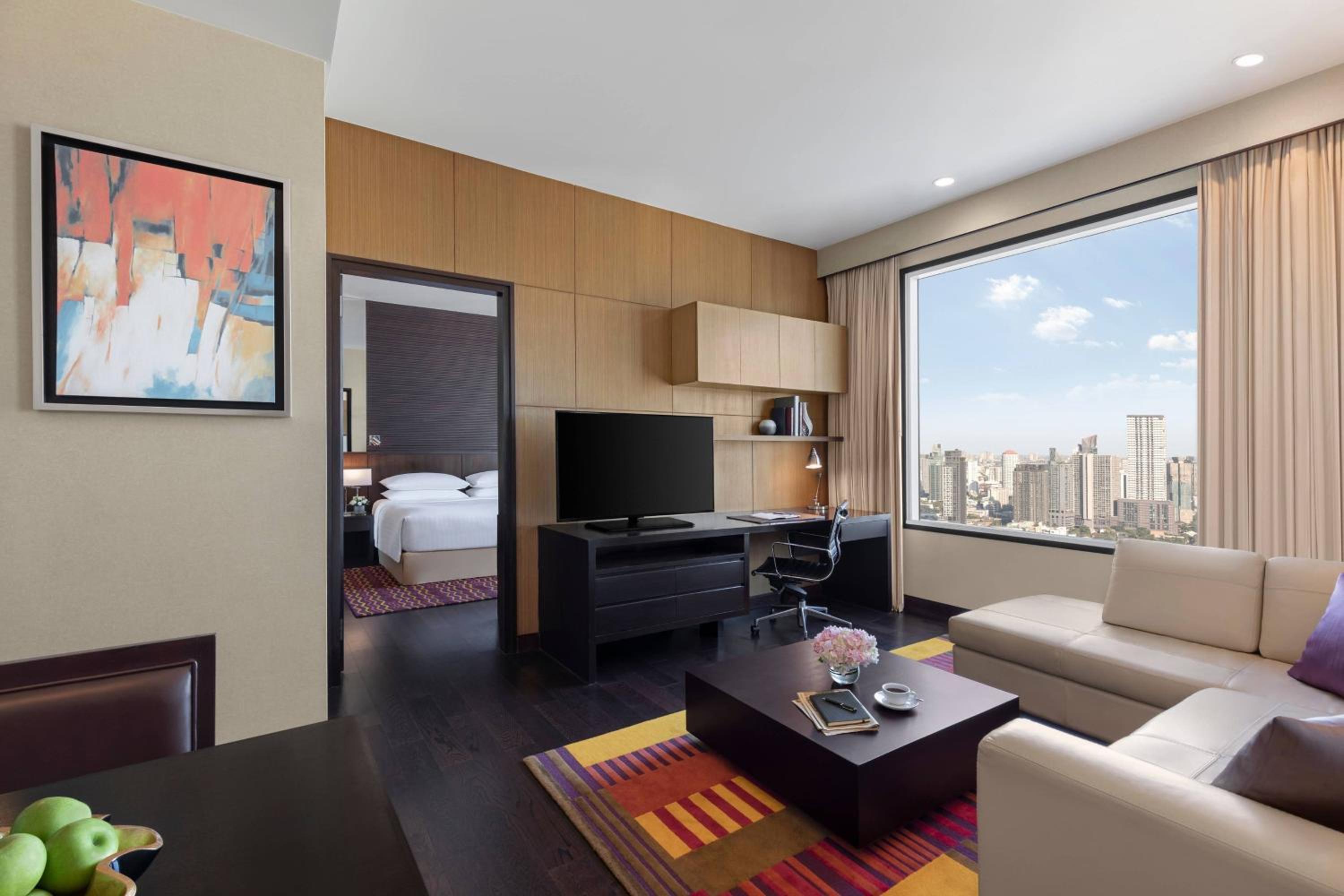 One-Bedroom Suite with a King Bed or Two Single Beds and City View, with Bathtub photo 1