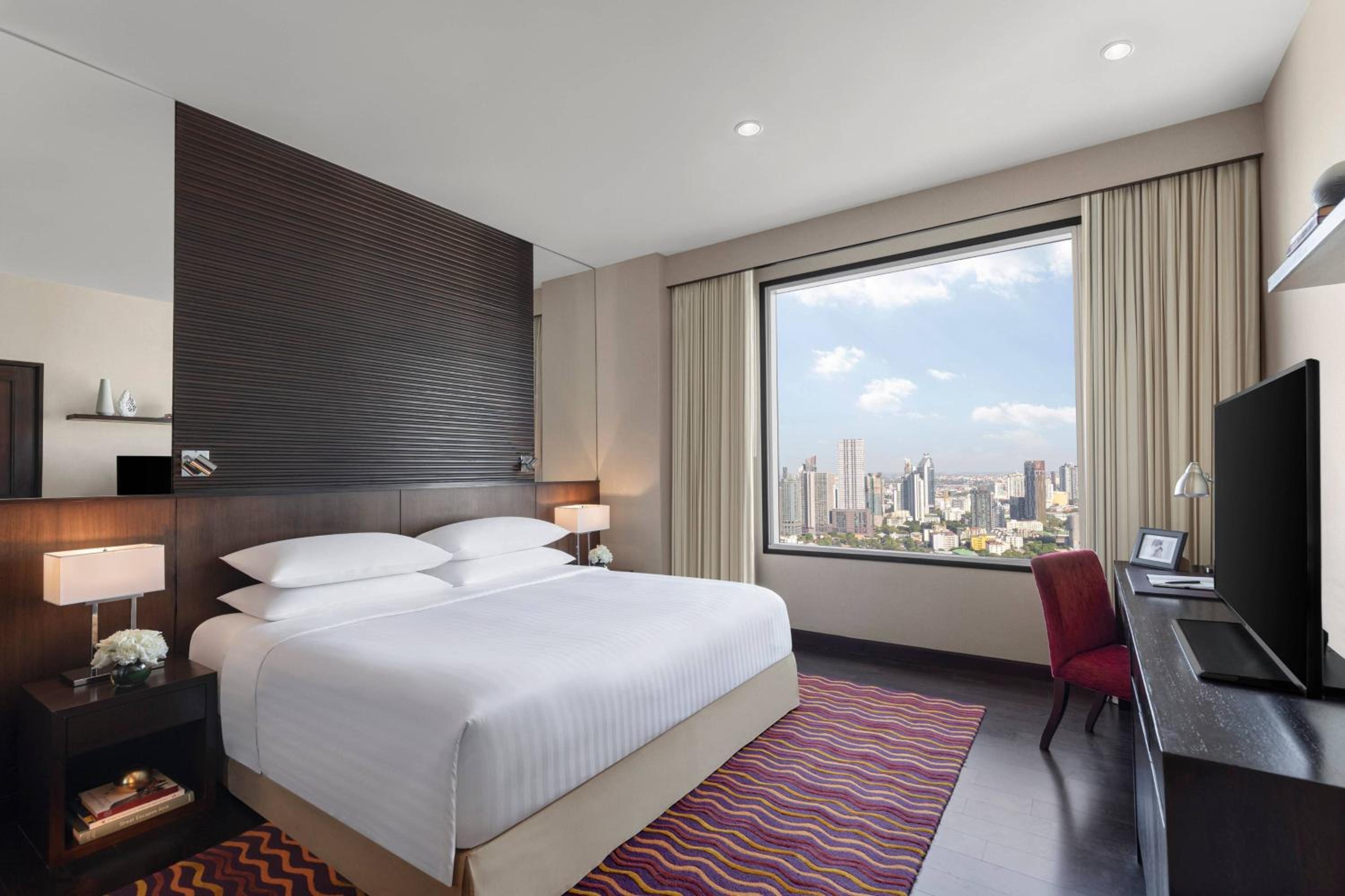 One-Bedroom Suite with Skyline View, with Bathtub photo 1