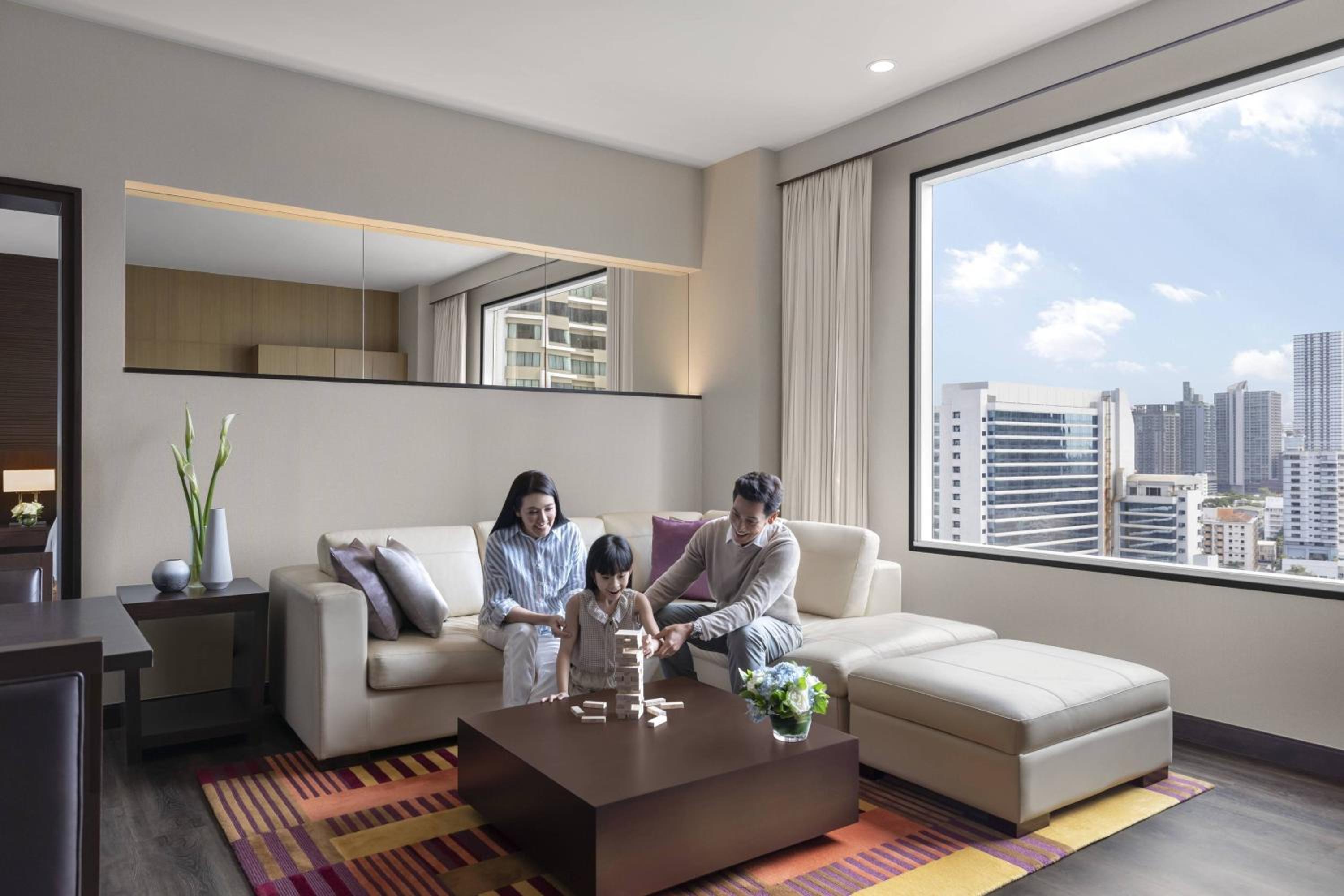 One-Bedroom Suite with a King Bed or Two Single Beds and City View, with Bathtub photo 3