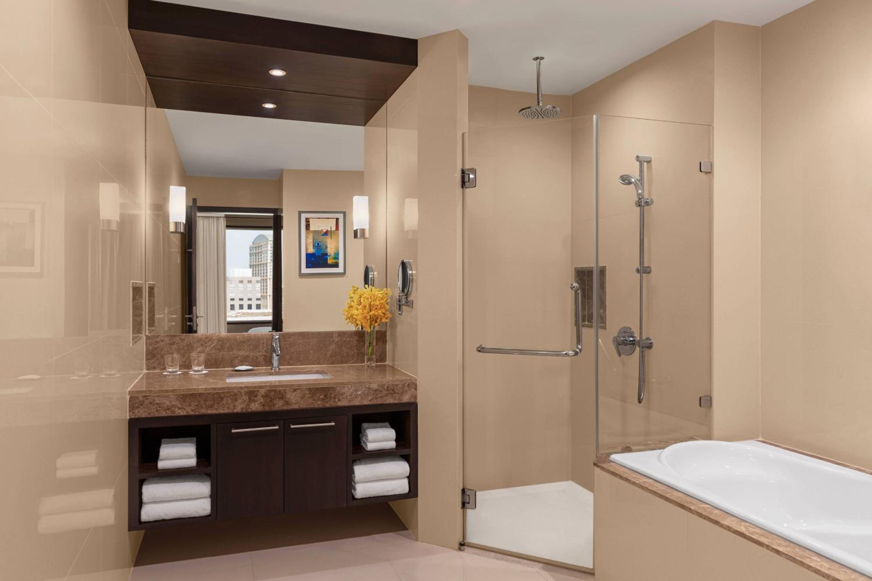One-Bedroom Suite with Skyline View, with Bathtub photo 3