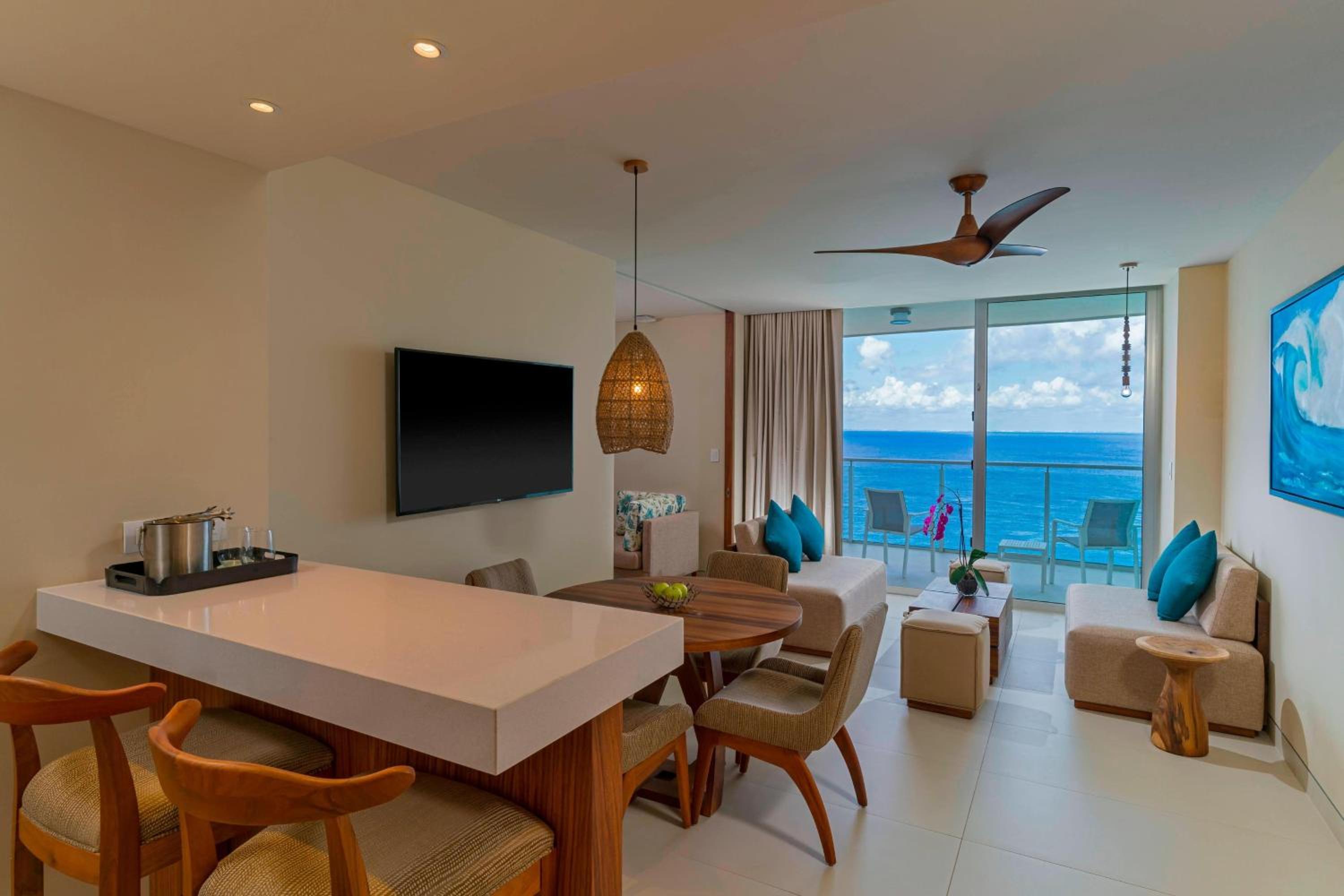 Suite 1 Bedroom Larger 1 King Ocean view, Top floor