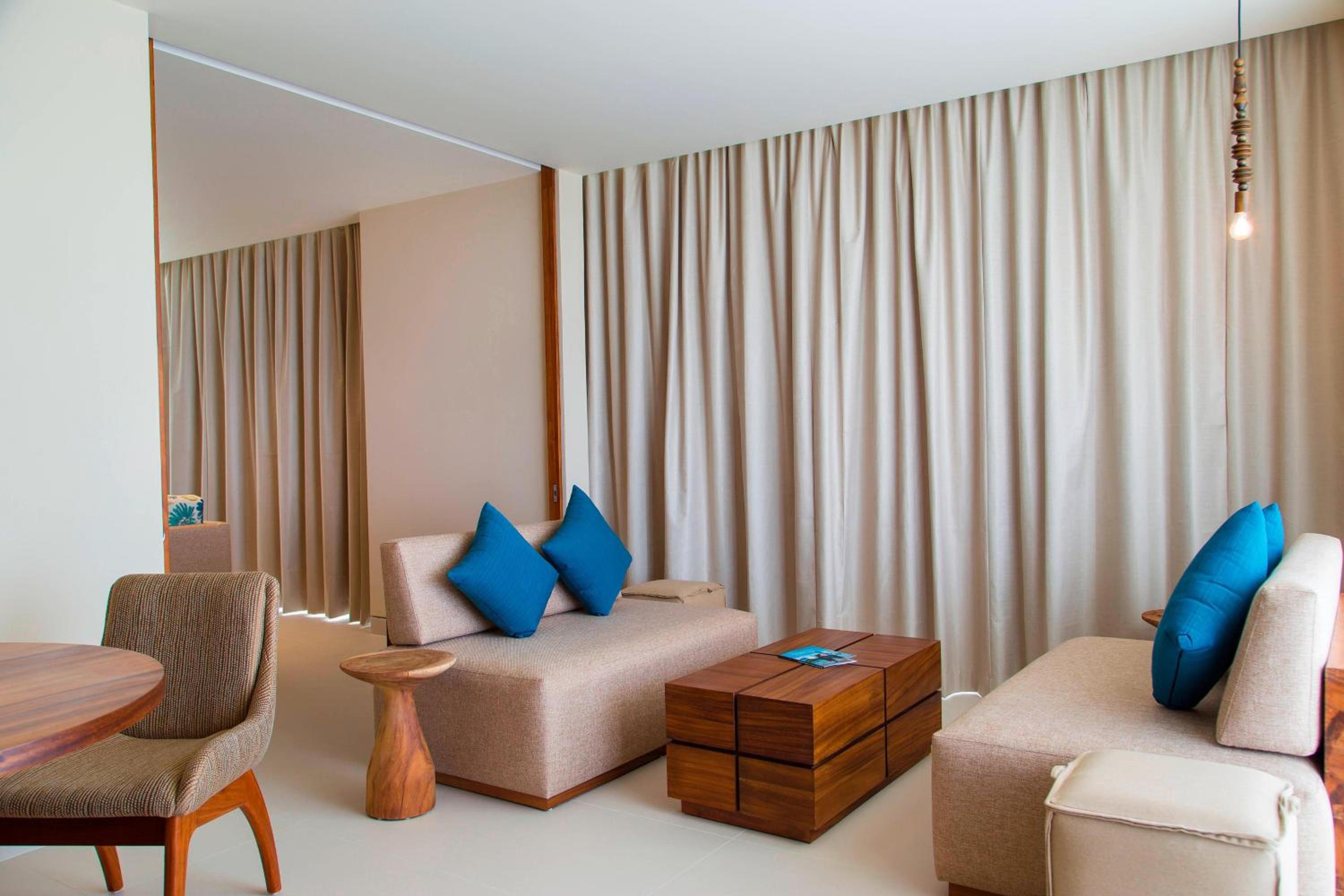 Master Suite, 1 Bedroom Presidential Suite, 1 King thumbnail 5