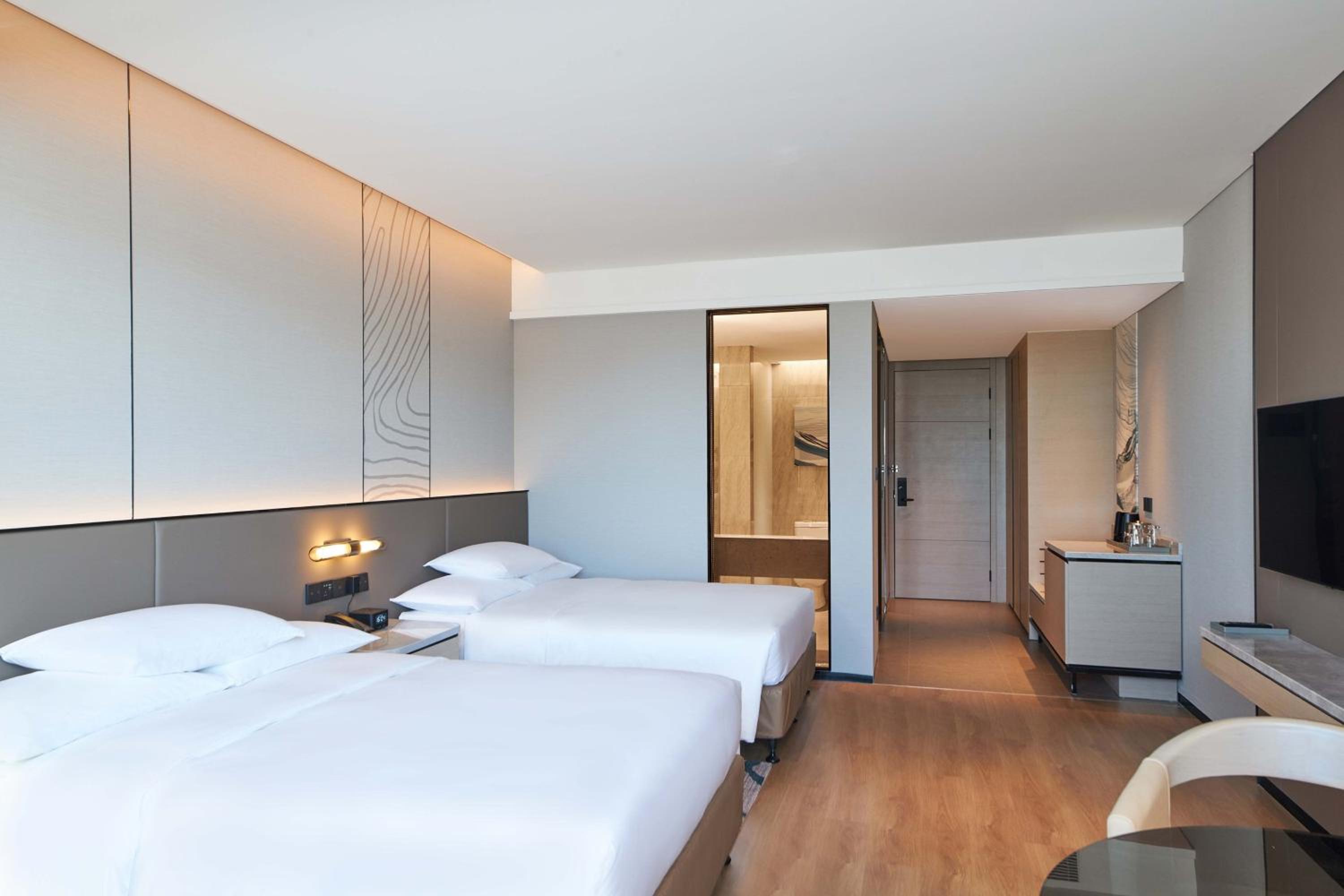 Premier Double Room with Two Double Beds and City View photo 3