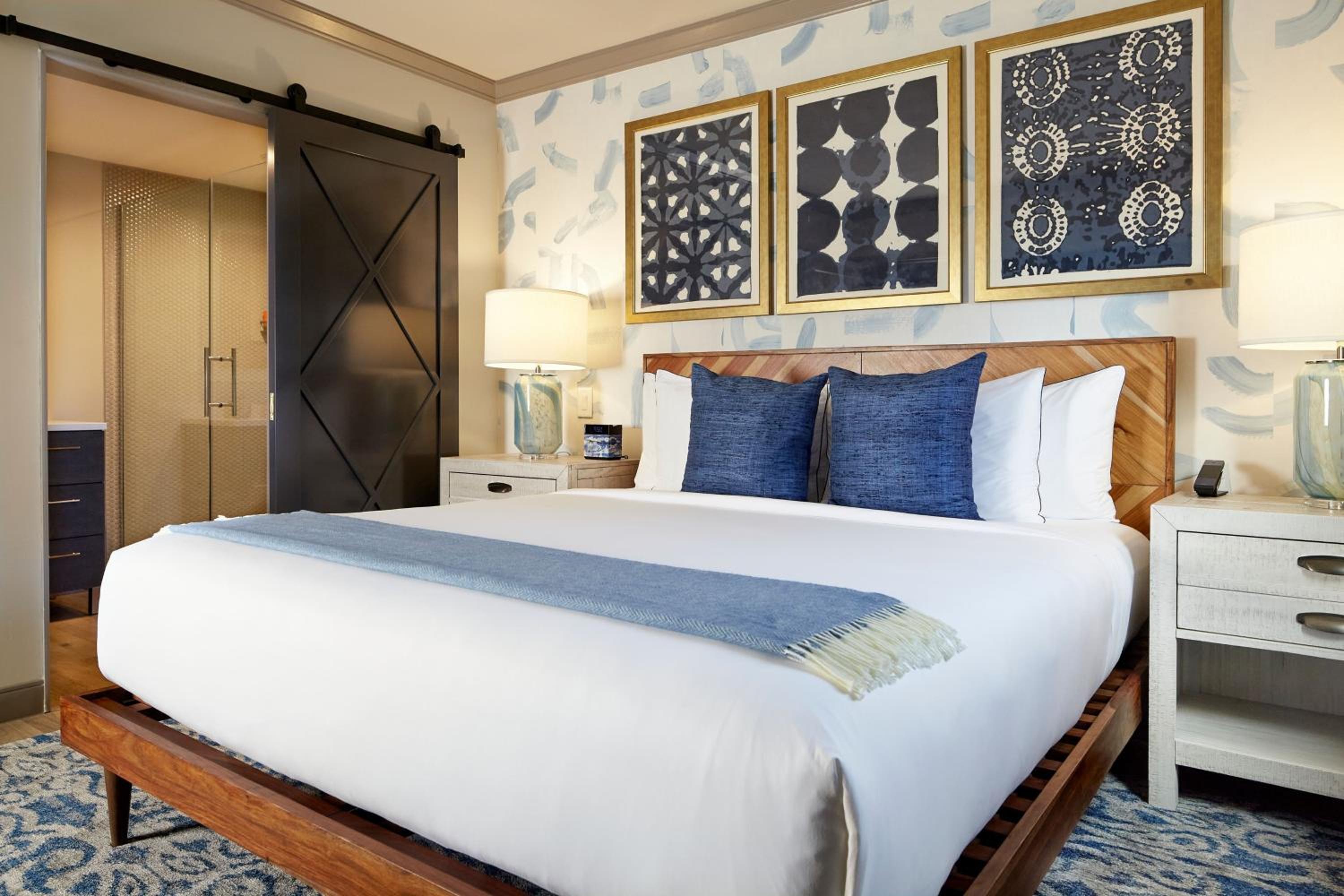 Large One-Bedroom King Suite with City View - Photo 9