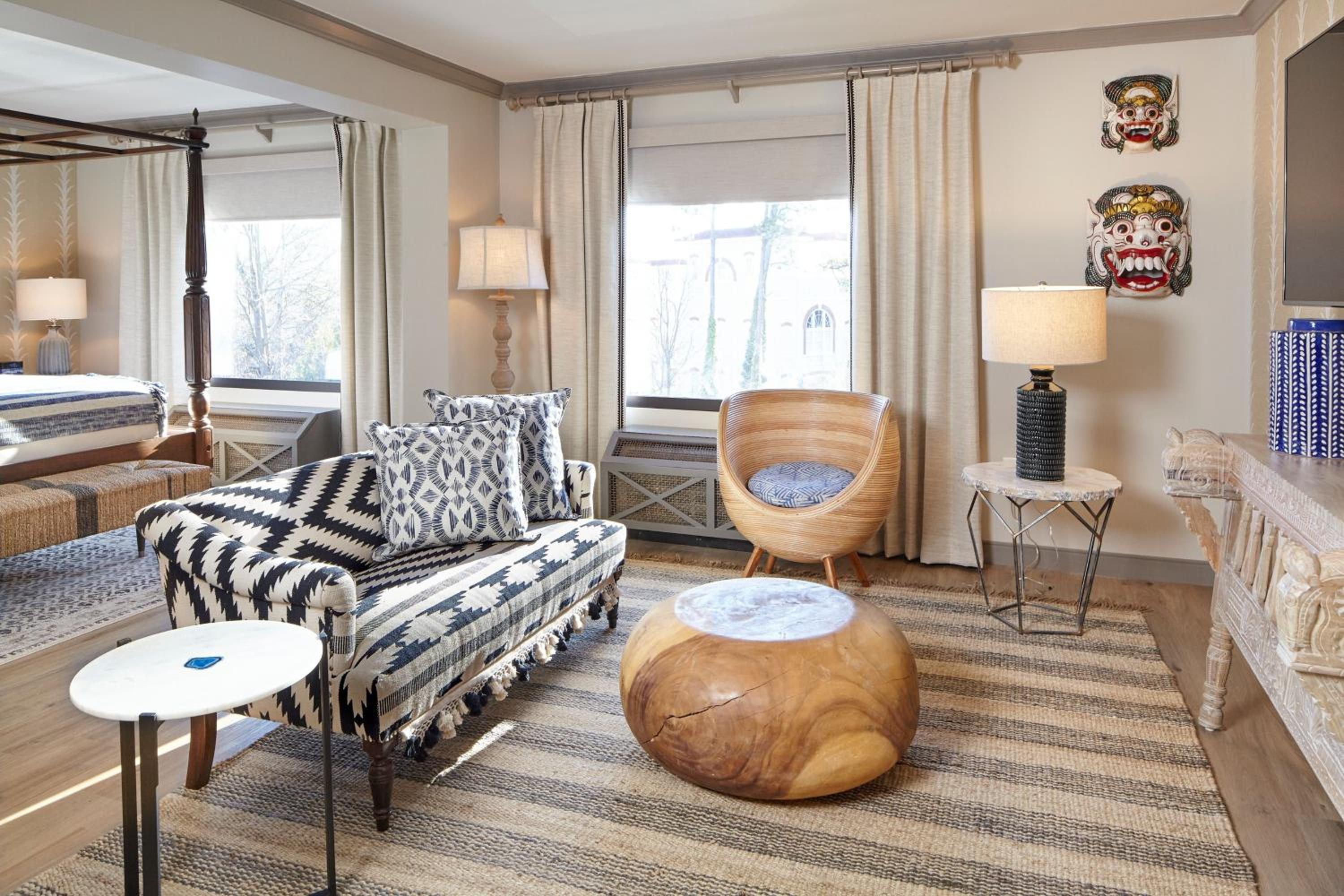 Junior King Suite with Pool View - Photo 9