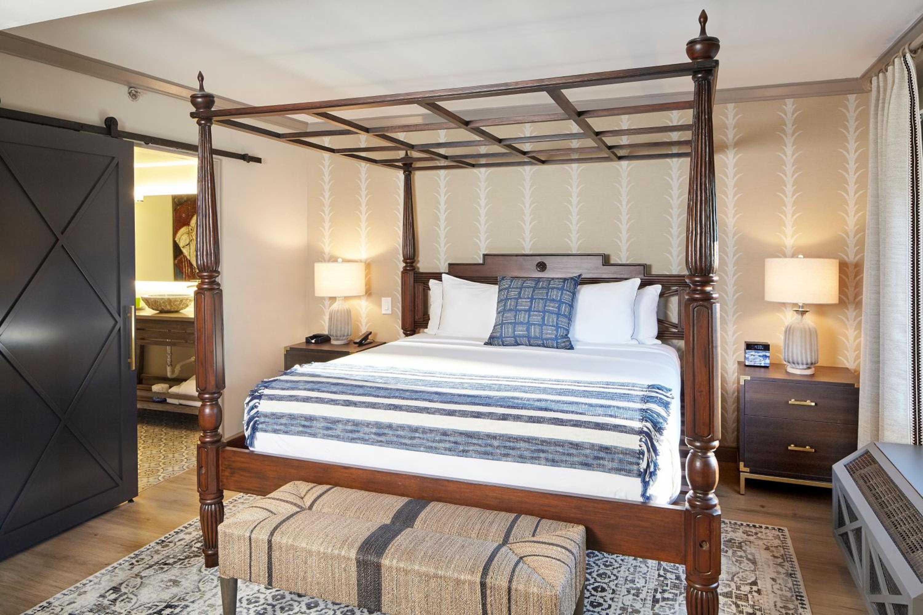 Junior King Suite with Pool View - Photo 5