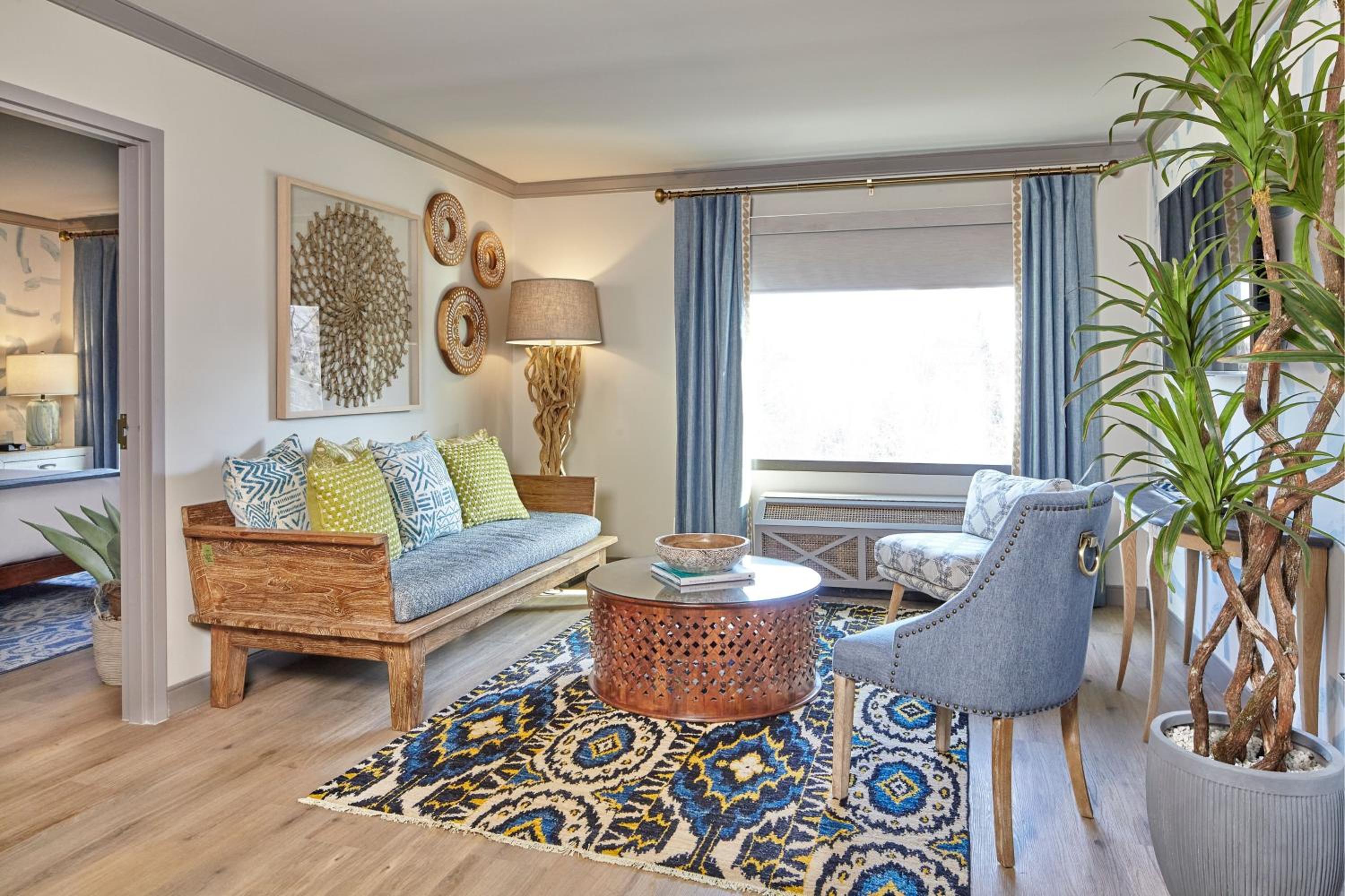 Large One-Bedroom King Suite with City View - Photo 6