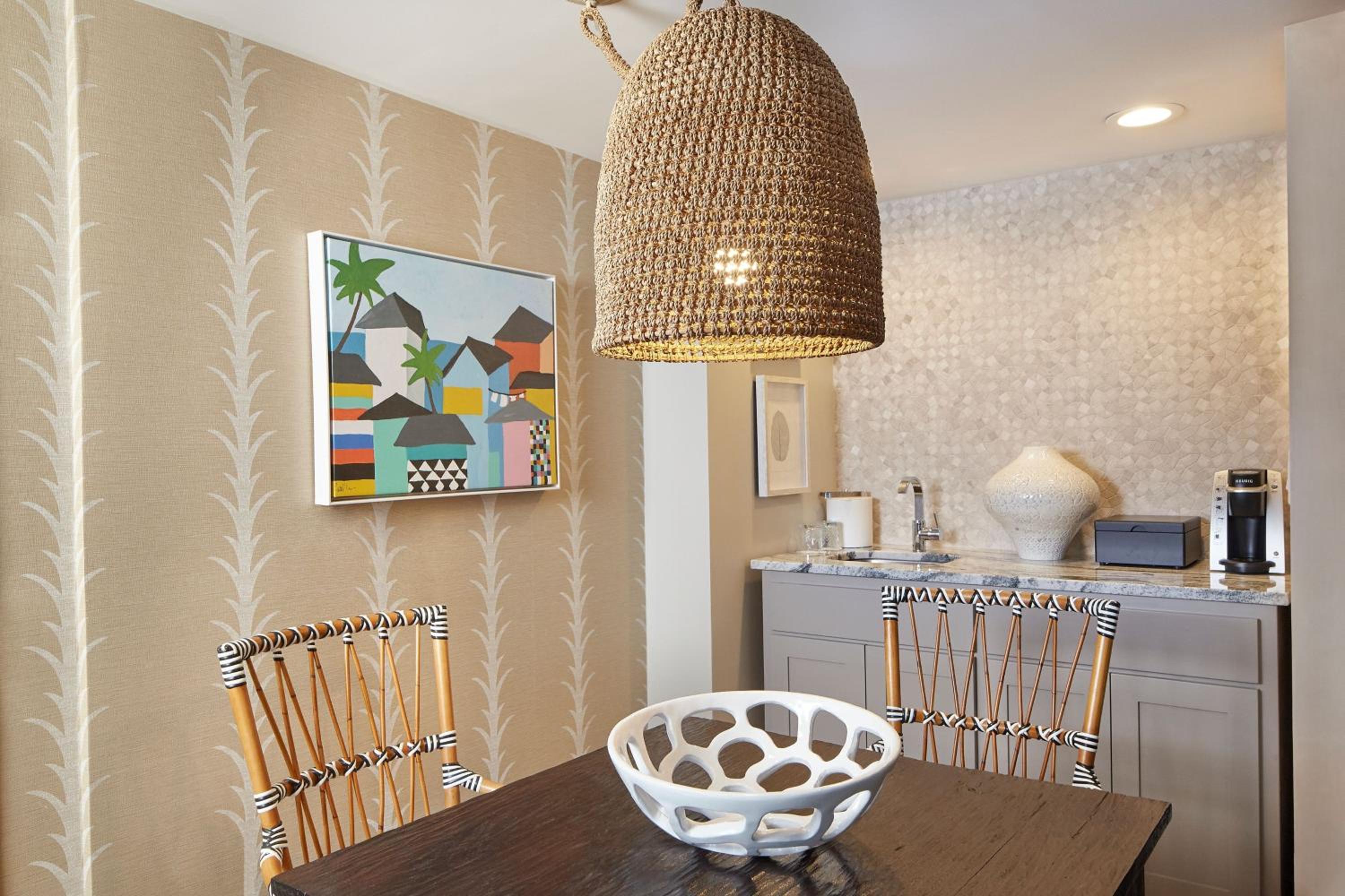 Junior King Suite with Pool View - Photo 3