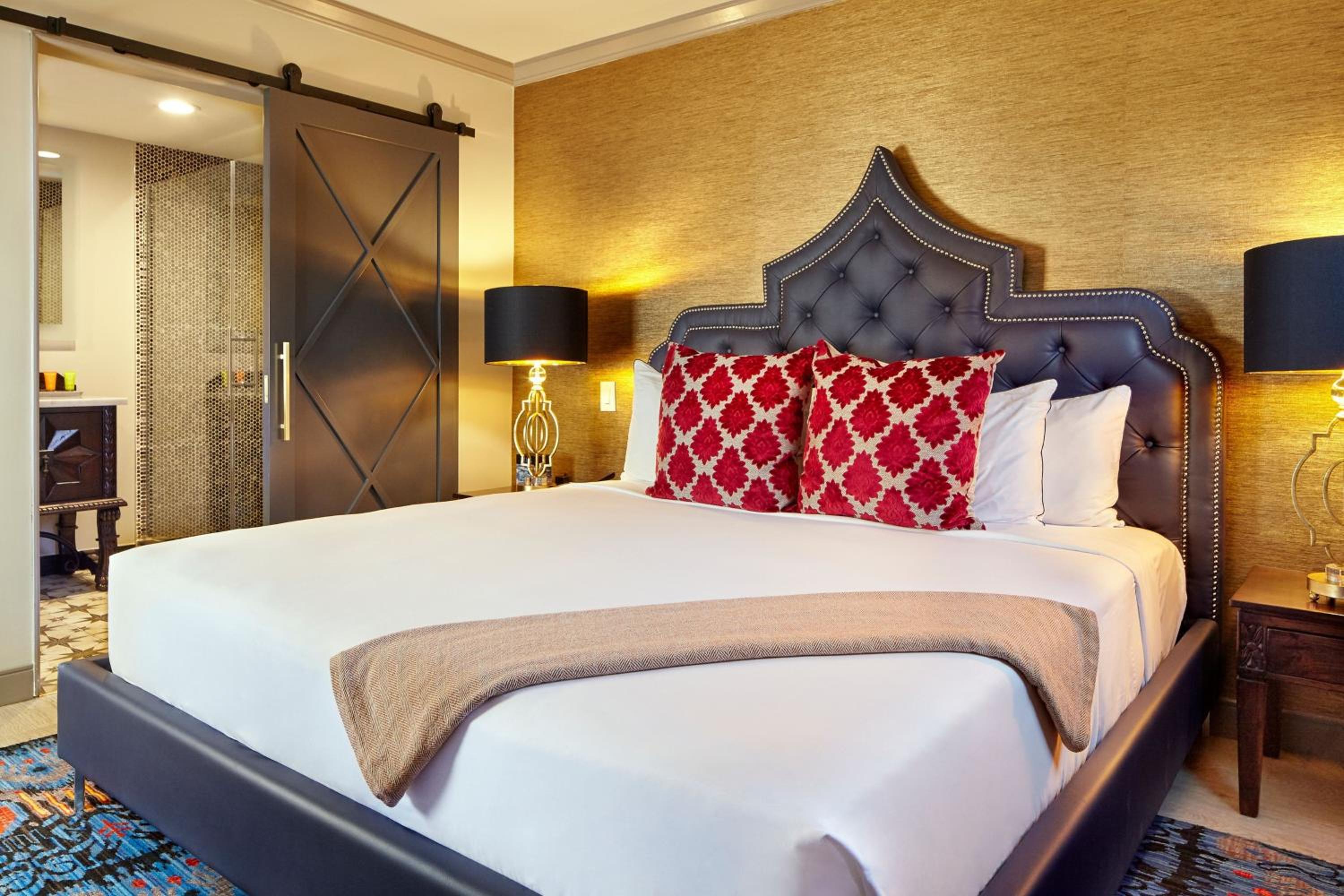 Large One-Bedroom King Suite with City View - Photo 7