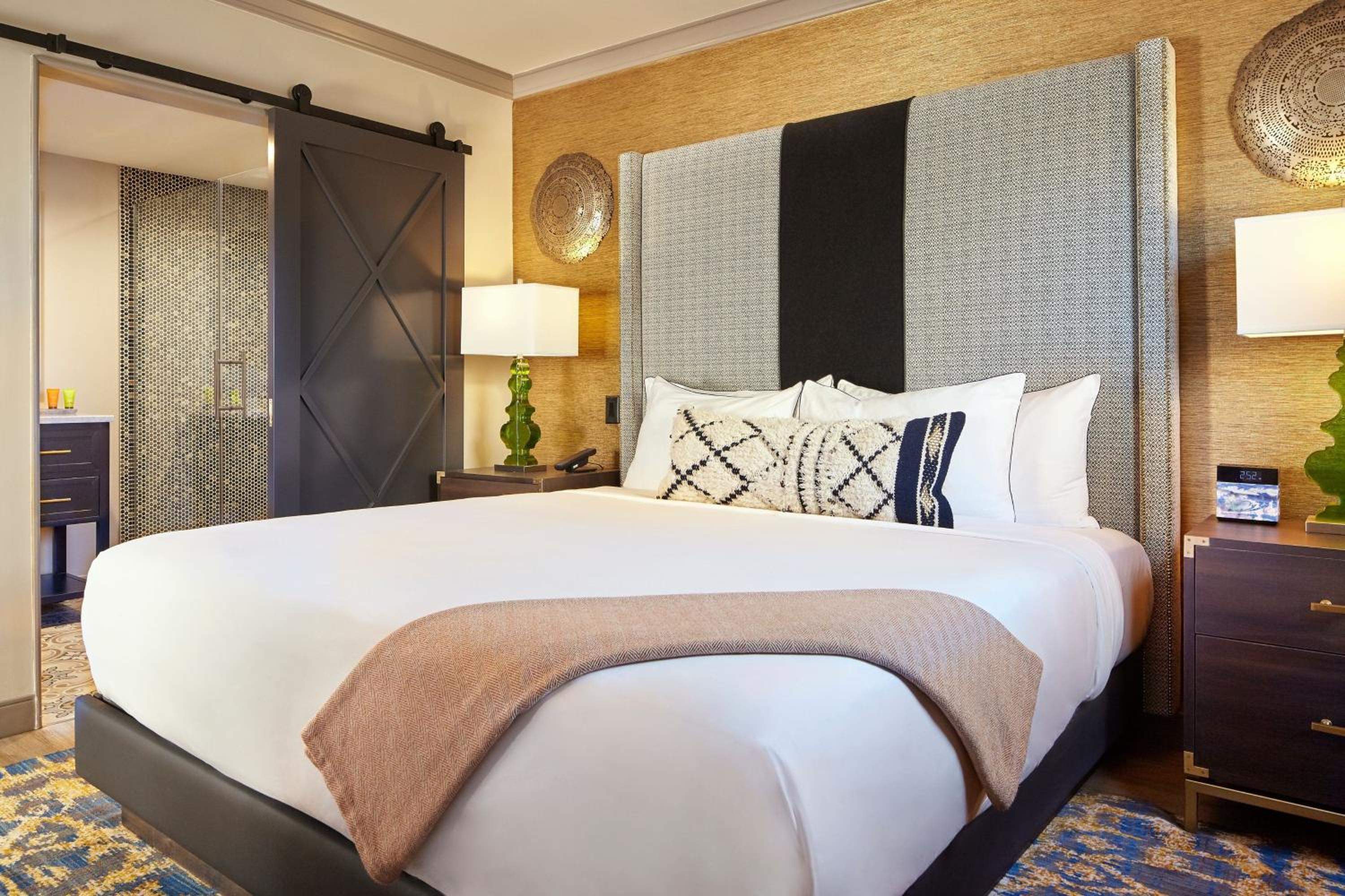 Large One-Bedroom King Suite with City View - Photo 2