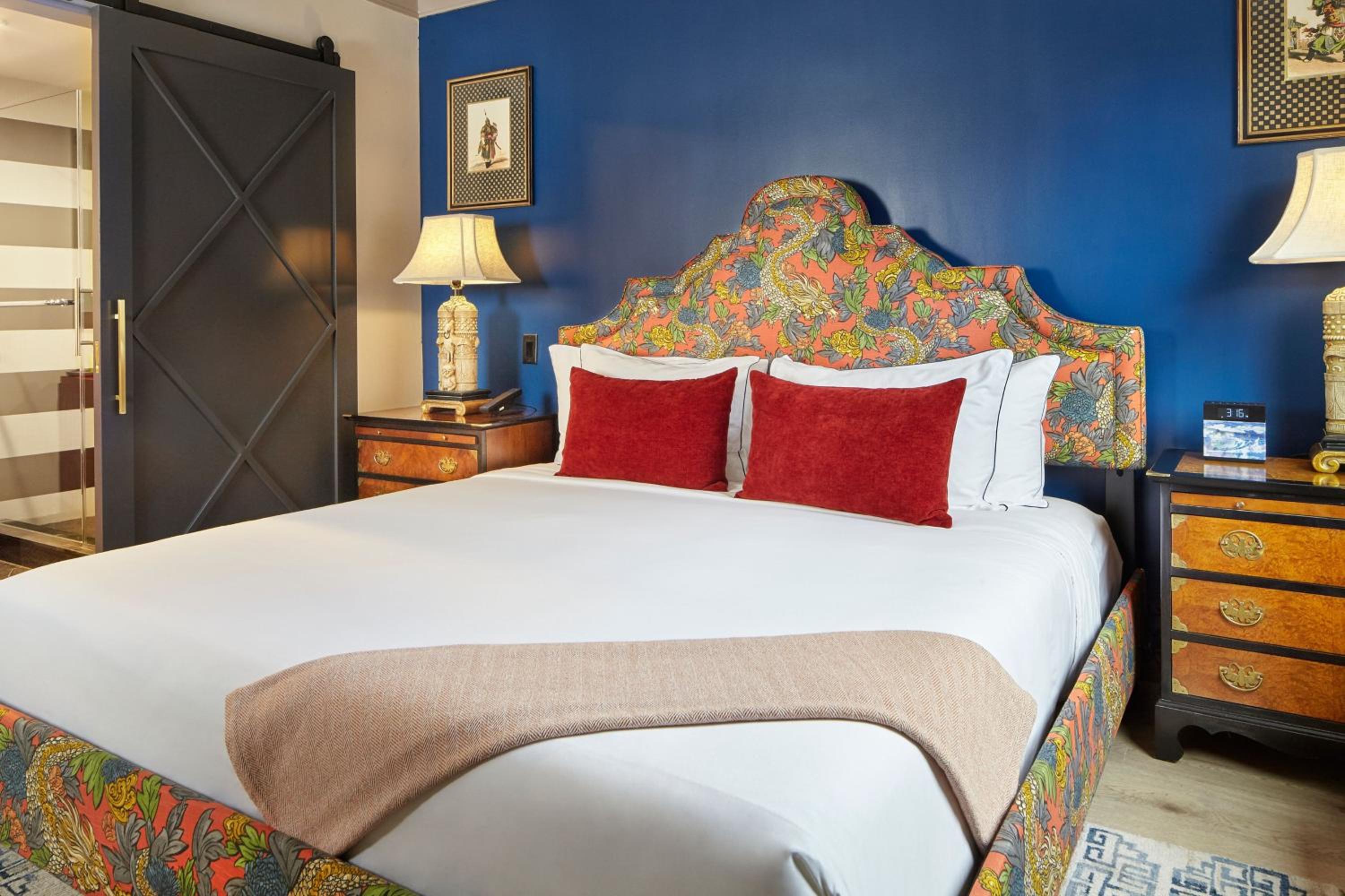 Large One-Bedroom King Suite with City View - Photo 8