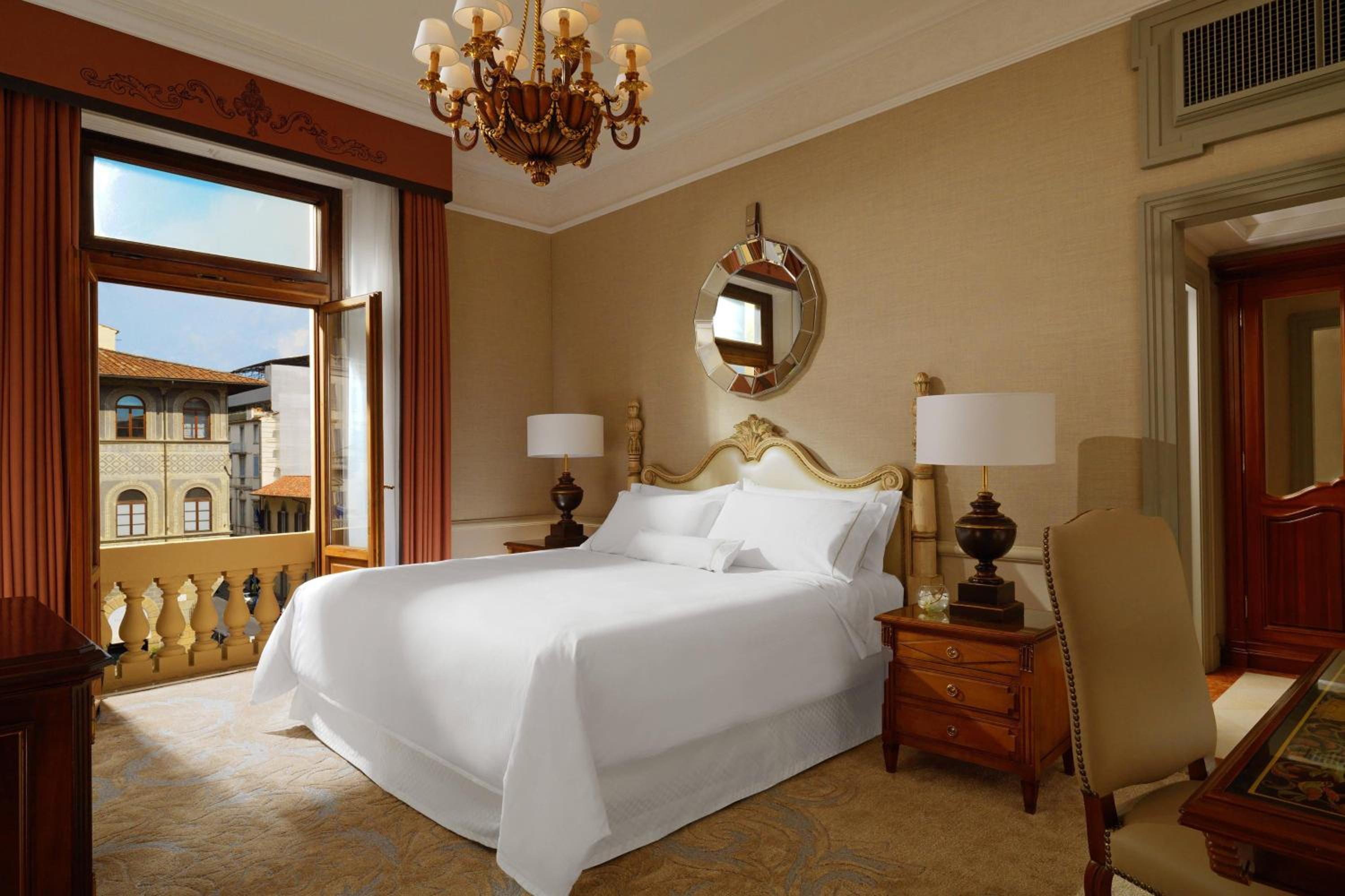 Deluxe, Guest Room, 1 King - Photo 1