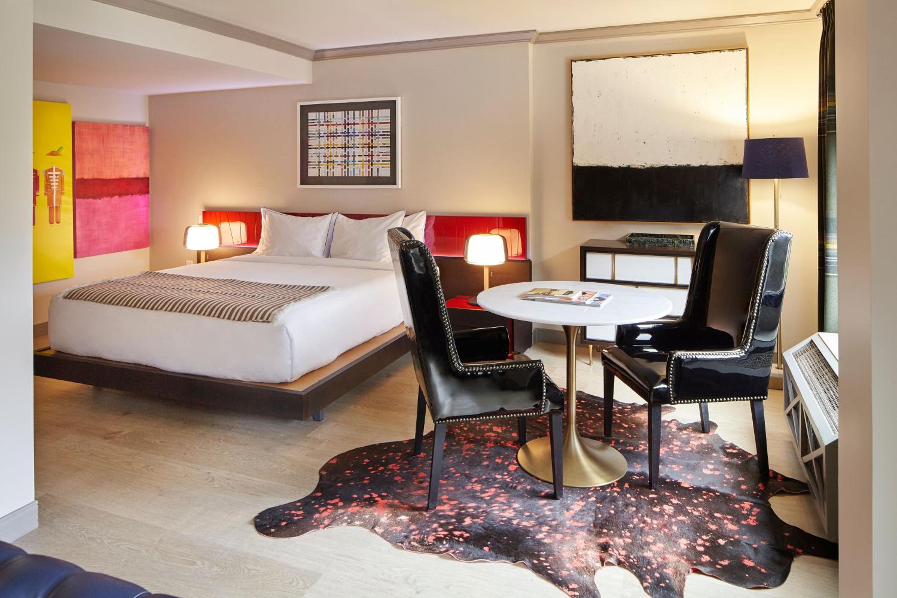 Junior King Suite with Pool View - Photo 8
