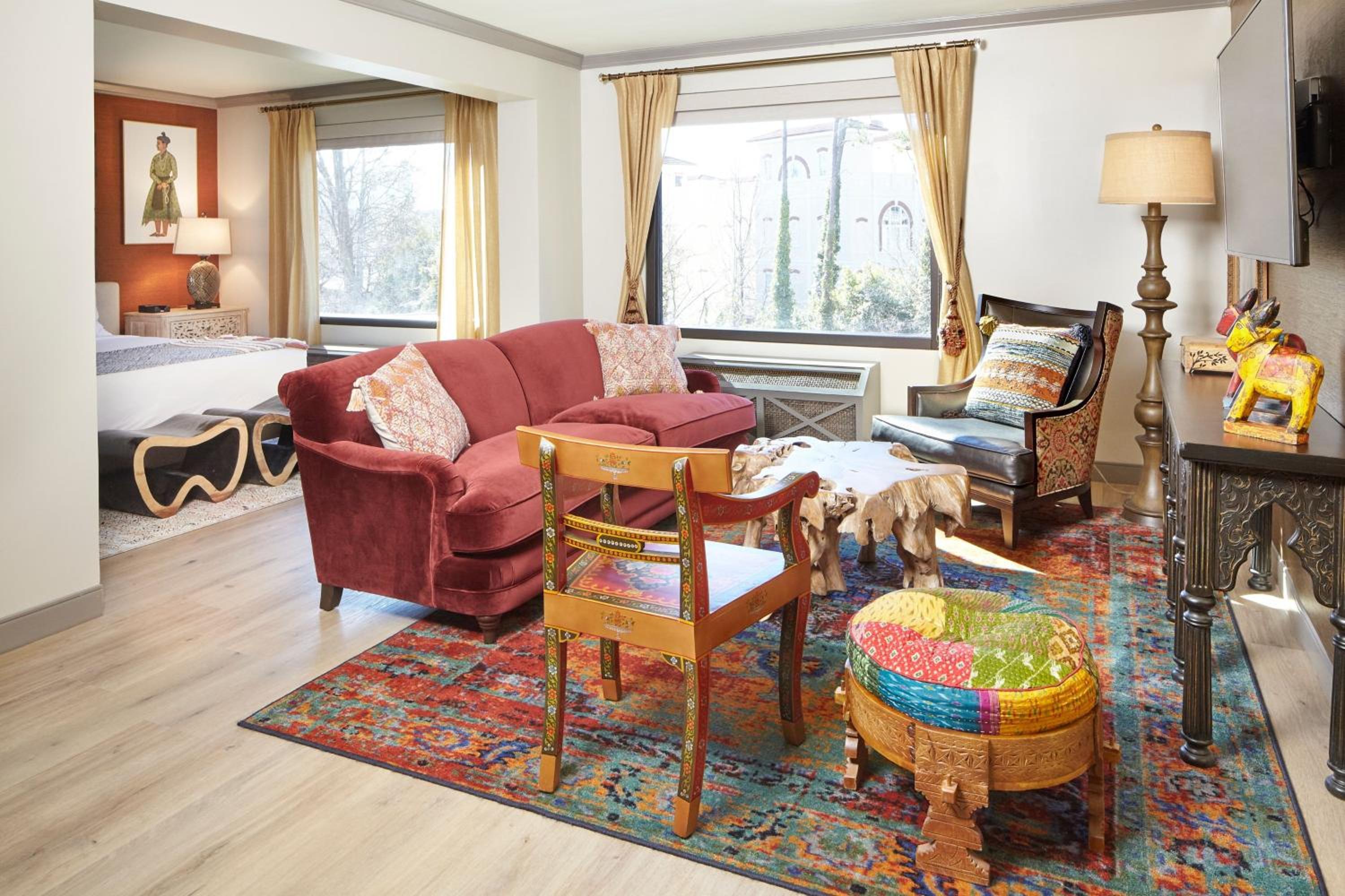Junior King Suite with Pool View - Photo 10