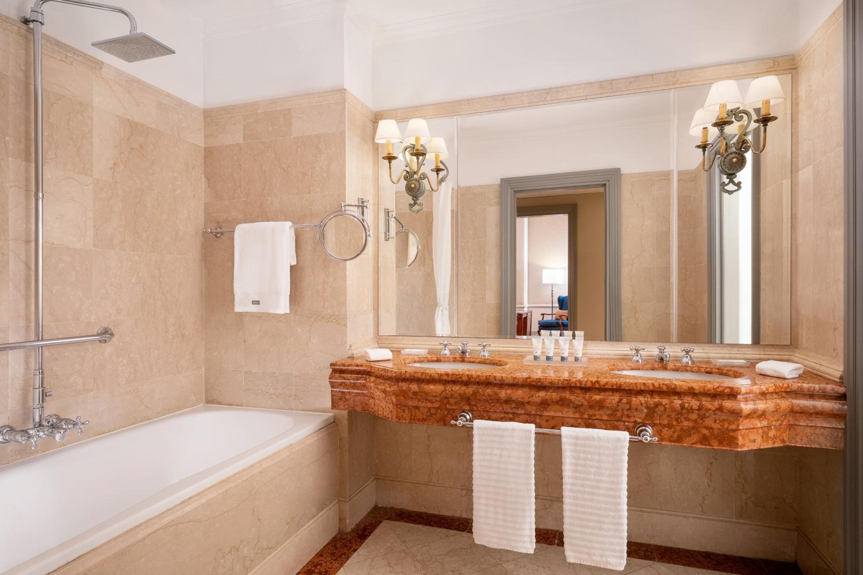 Deluxe, Guest Room, 1 King - Photo 2