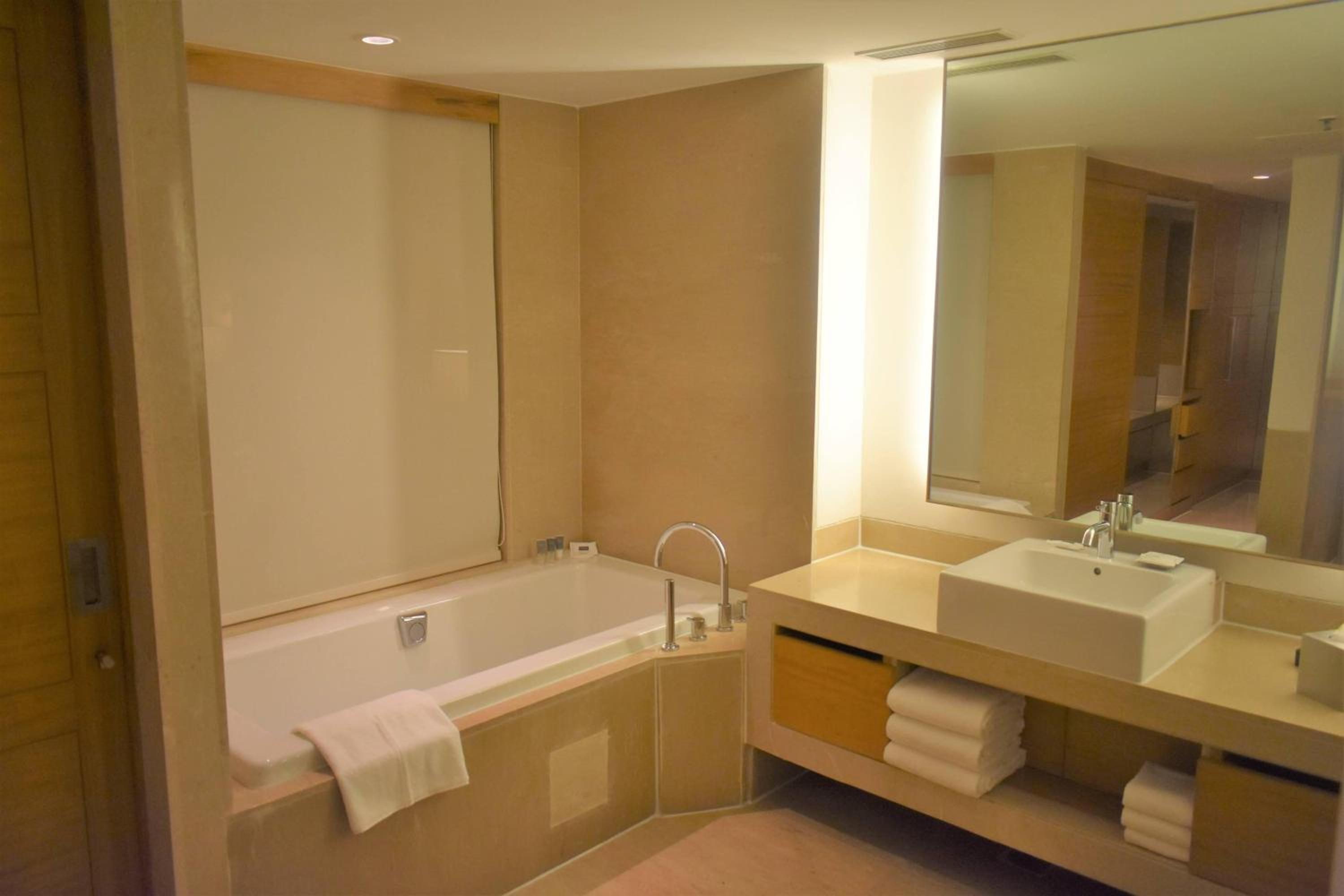 1 Bedroom Suite High Floor with lounge access
