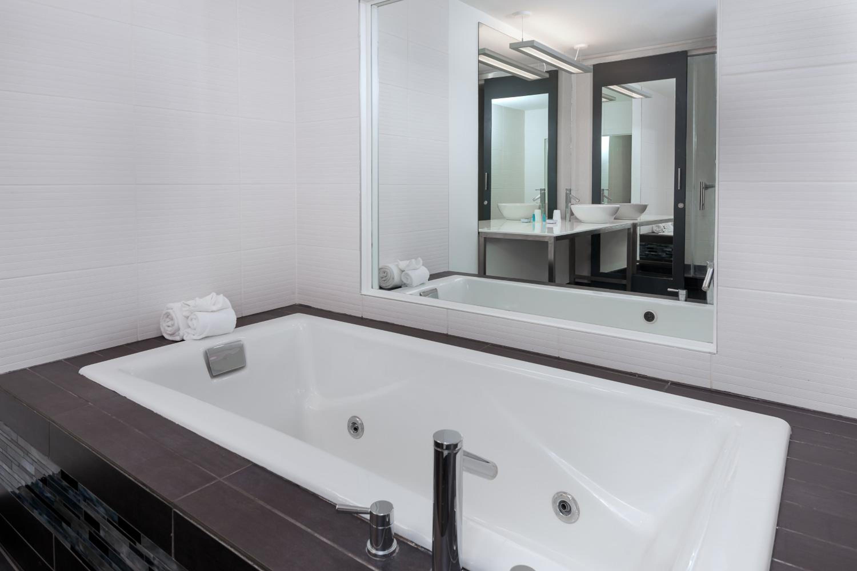 King Suite - Photo 3