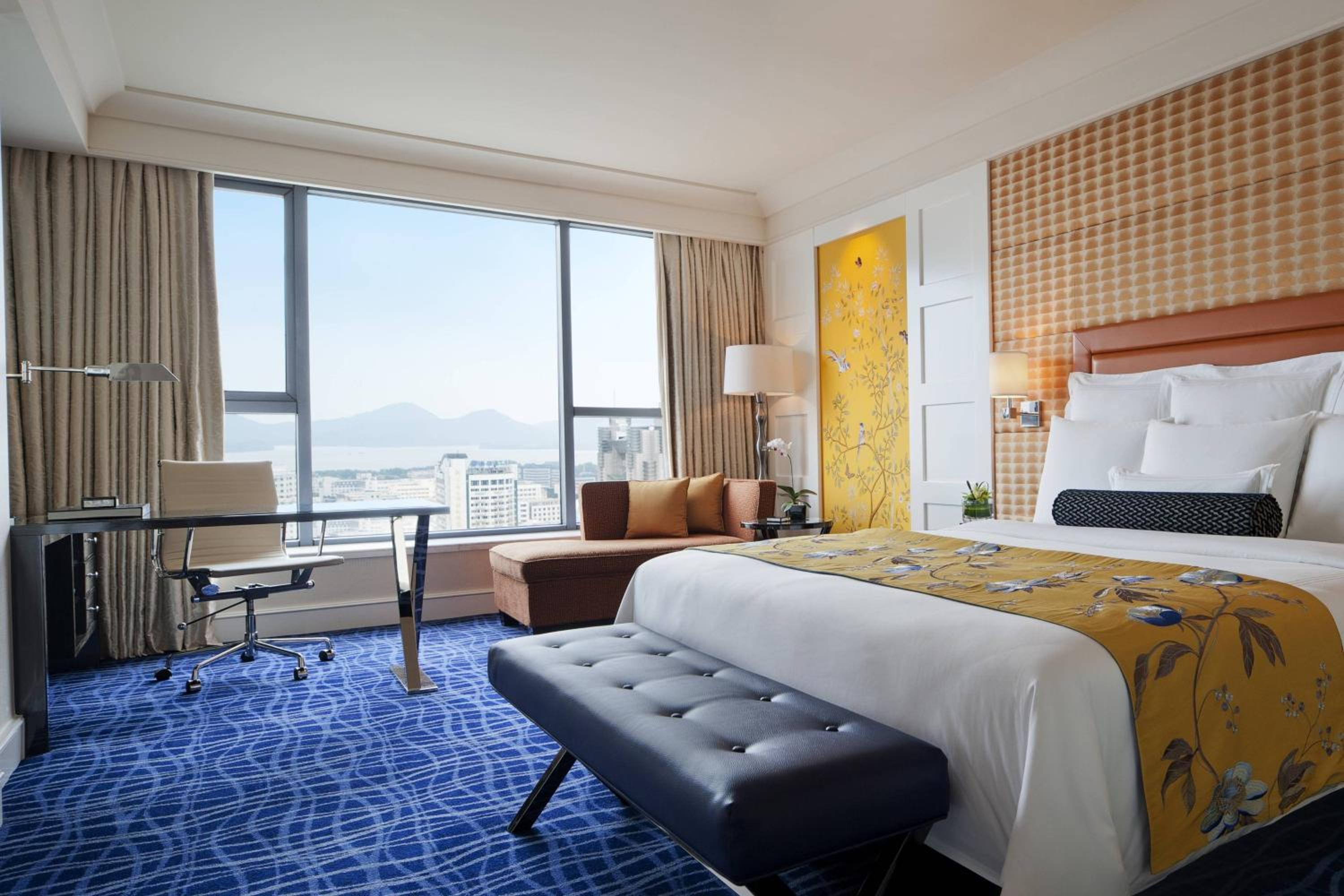 Executive King Room, Executive level, Guest room, 1 King - Photo 1