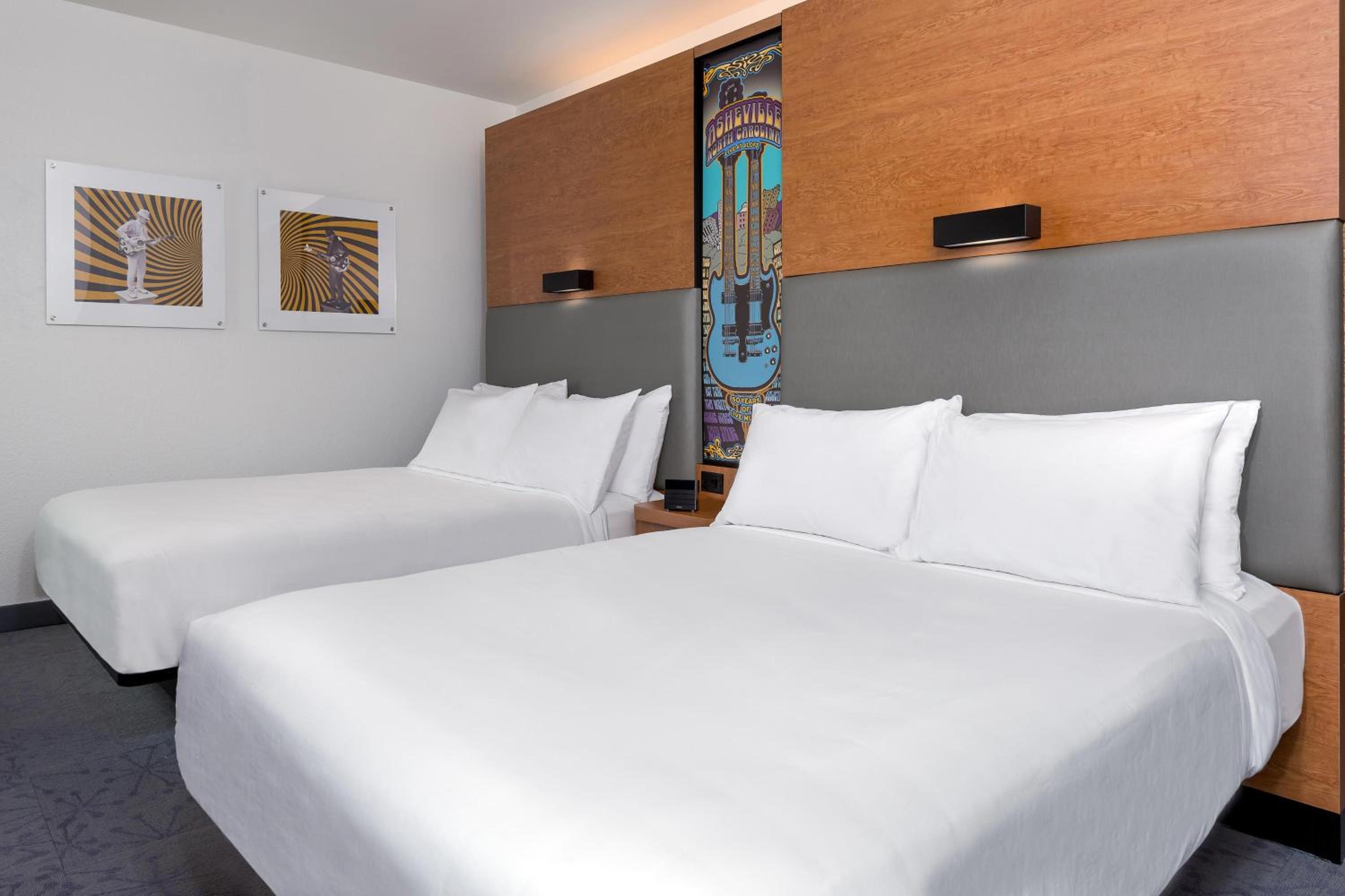 Queen Room with Two Queen Beds with City View  - Photo 5