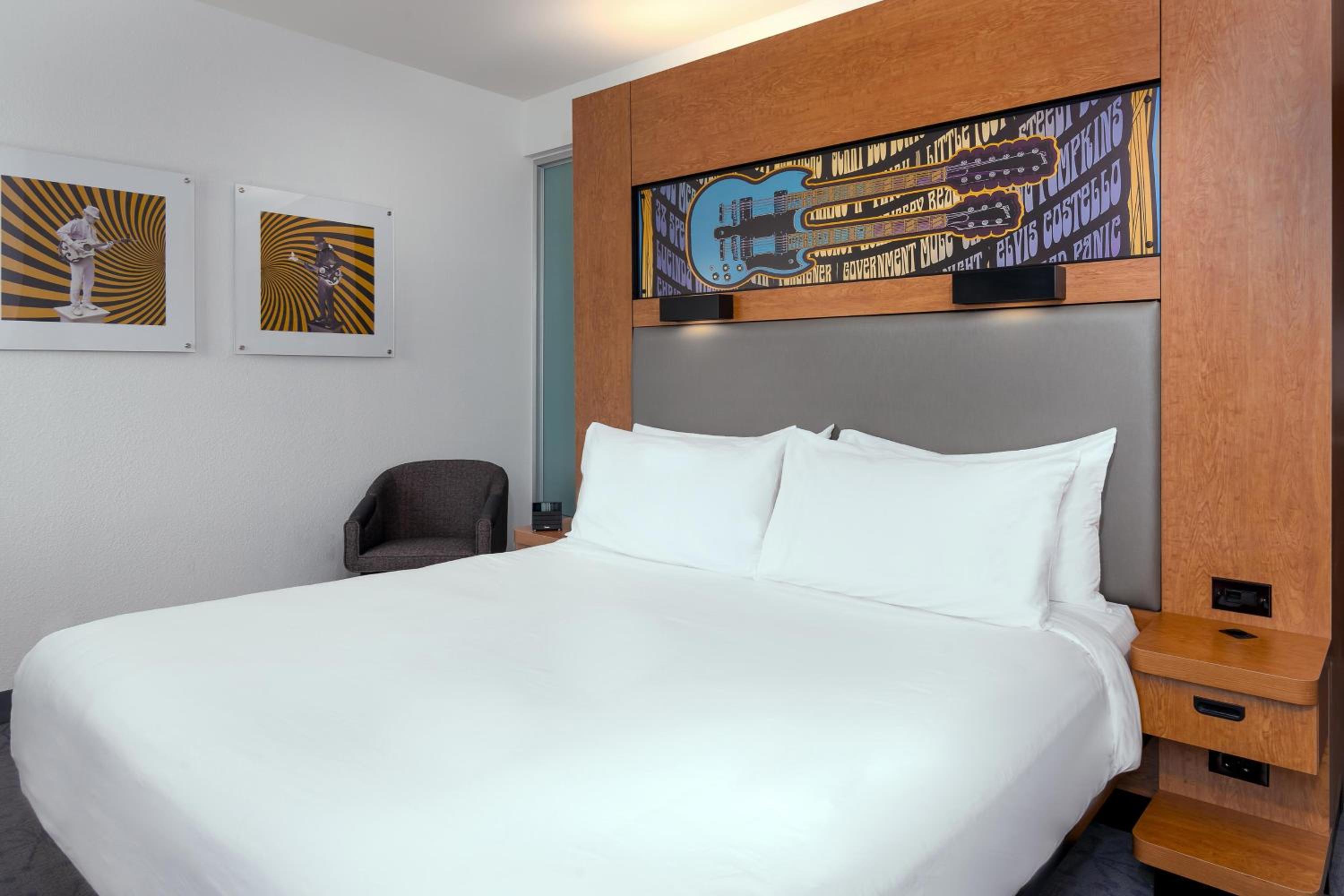 King Room with City View - Photo 4