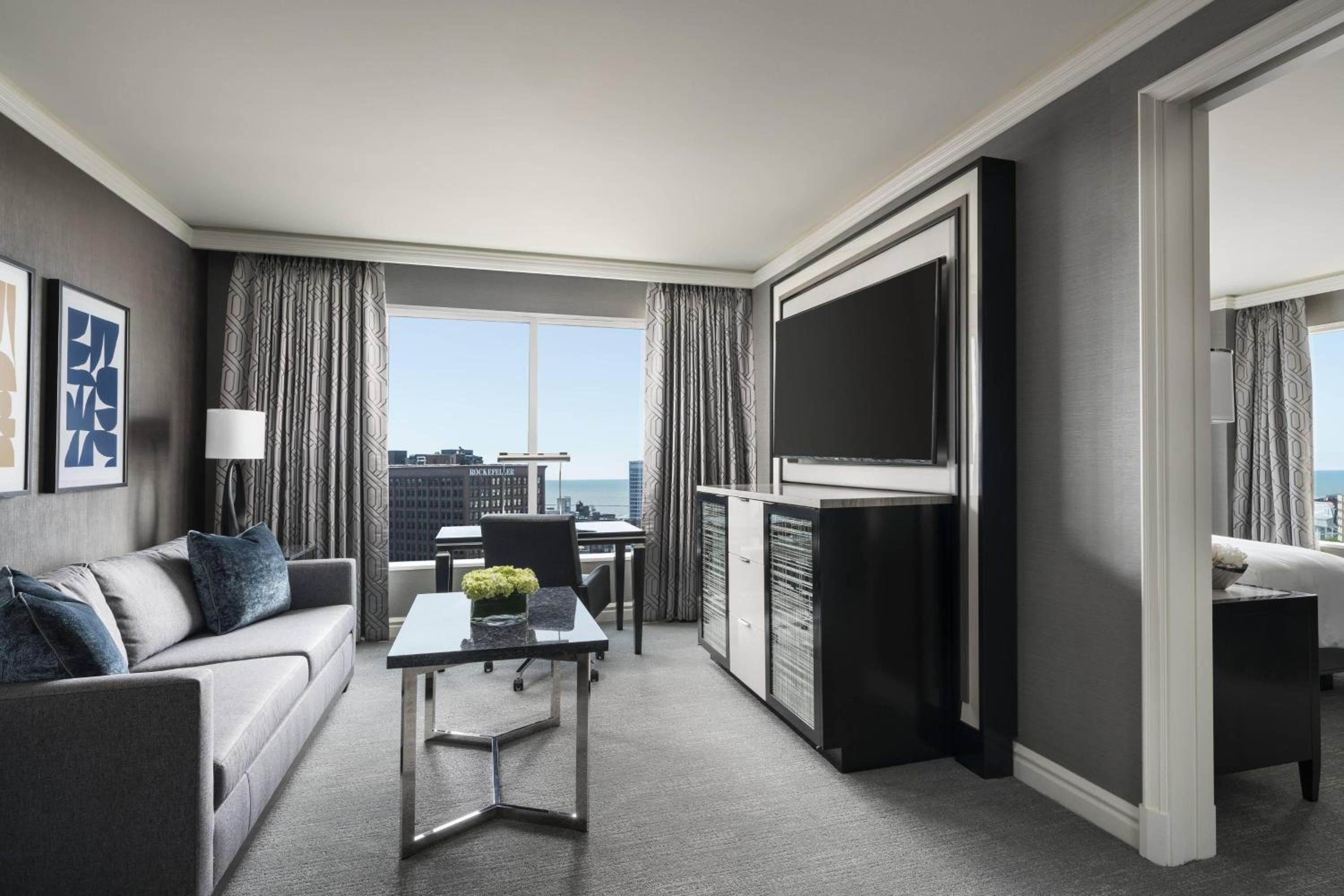 King Suite with Sofa Bed - Corner Room - Photo 4