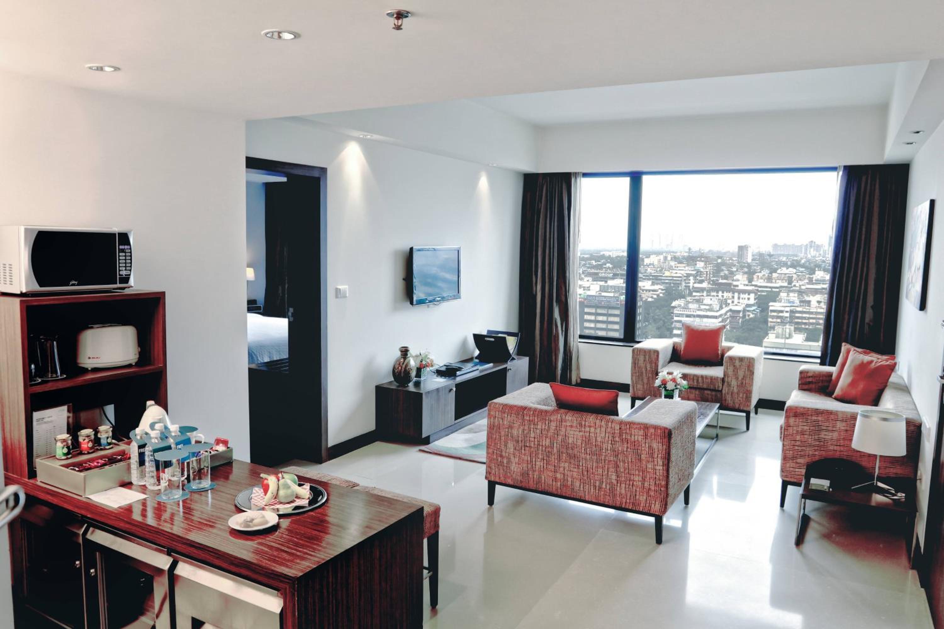 Executive Suite with City View - Photo 3