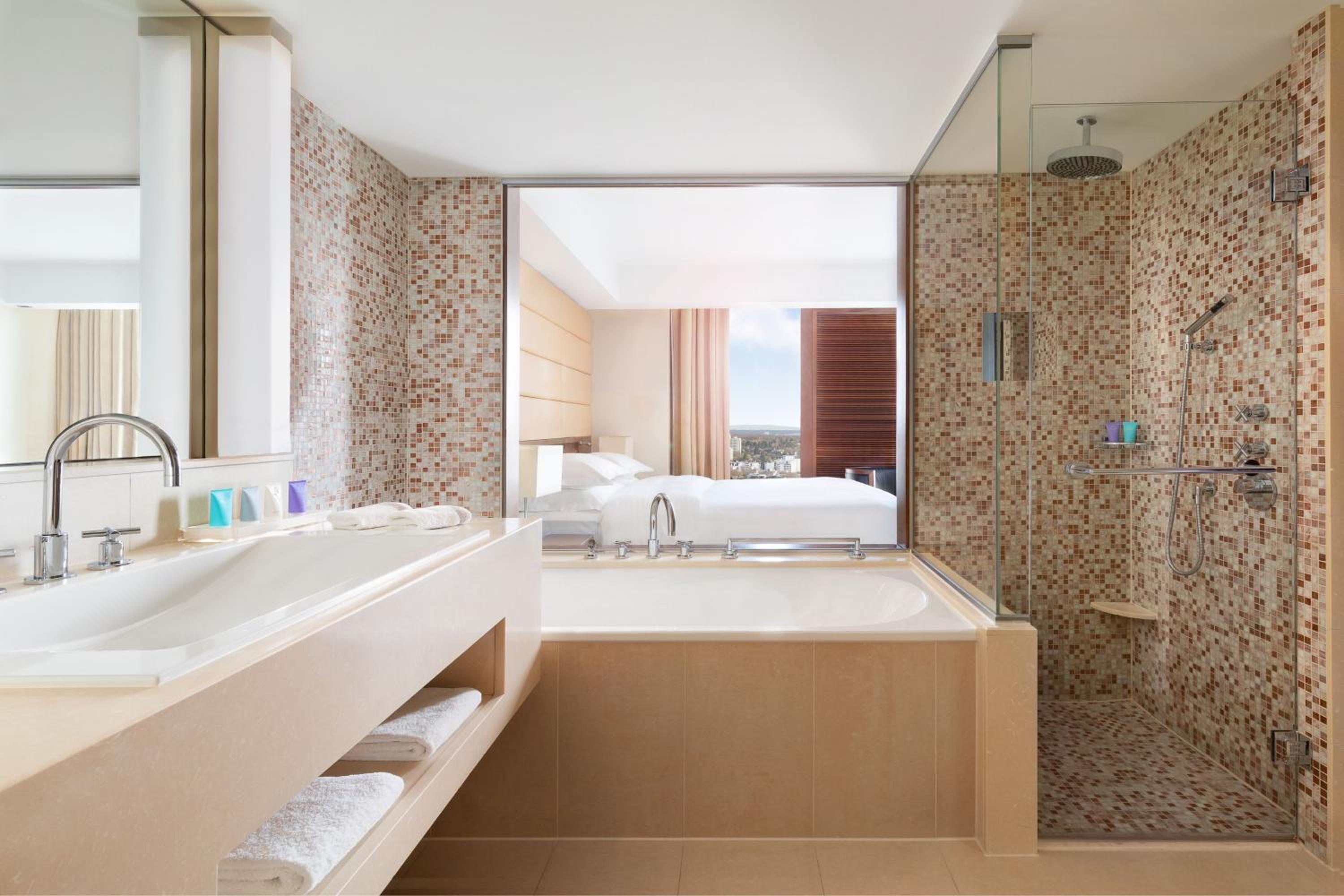 Skyline Deluxe King Room - Photo 4