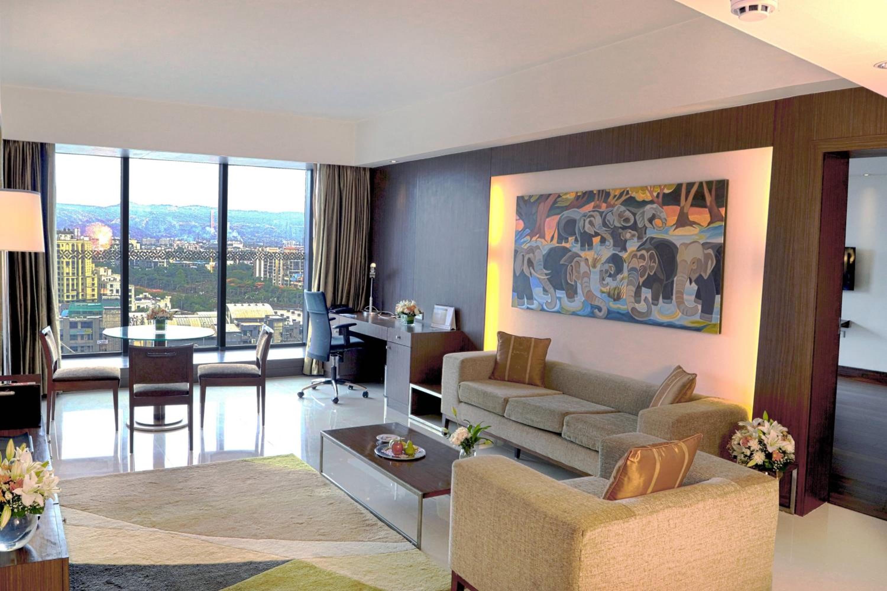 Premier King Suite with Pool View photo 2
