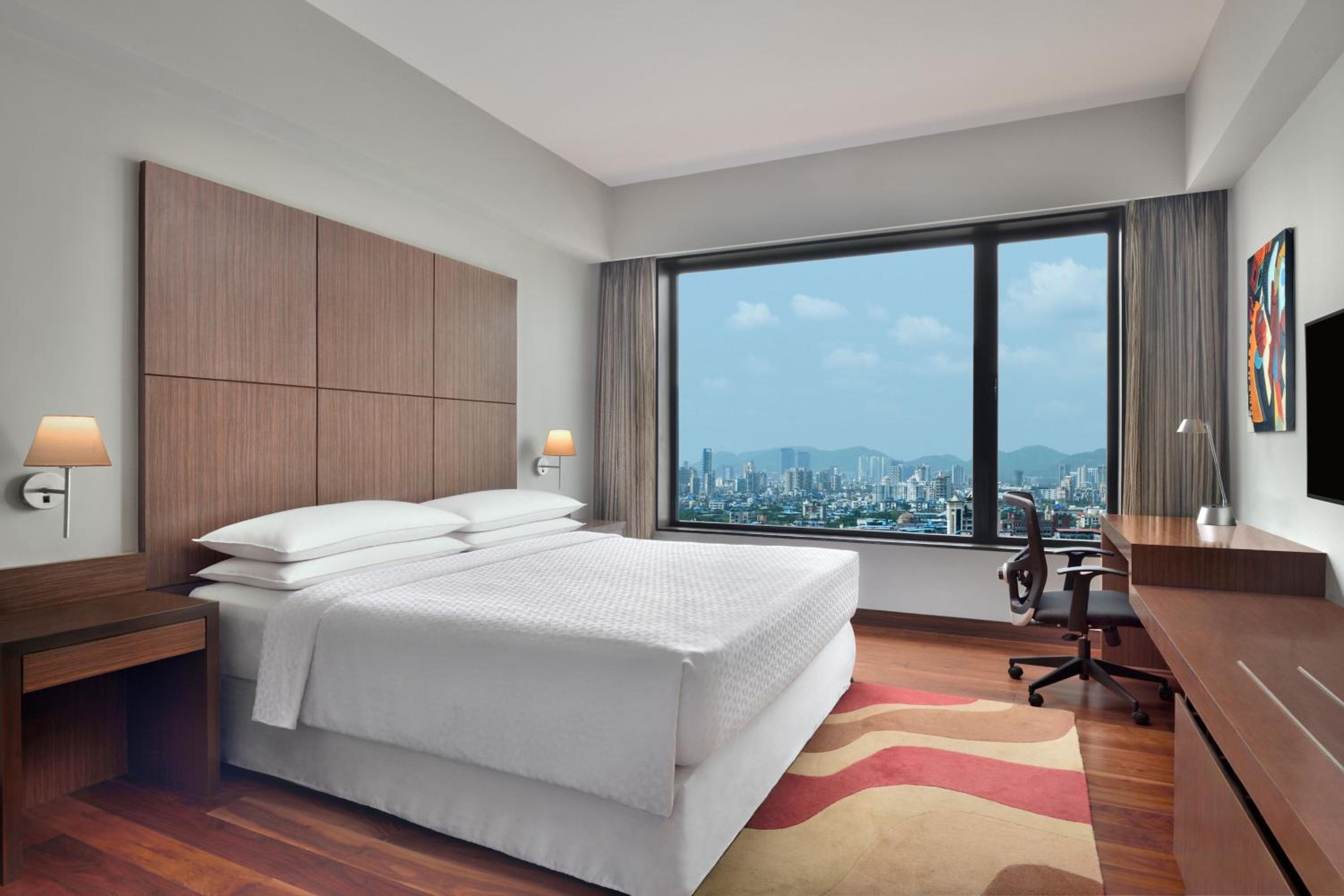 Executive Suite with City View - Photo 4