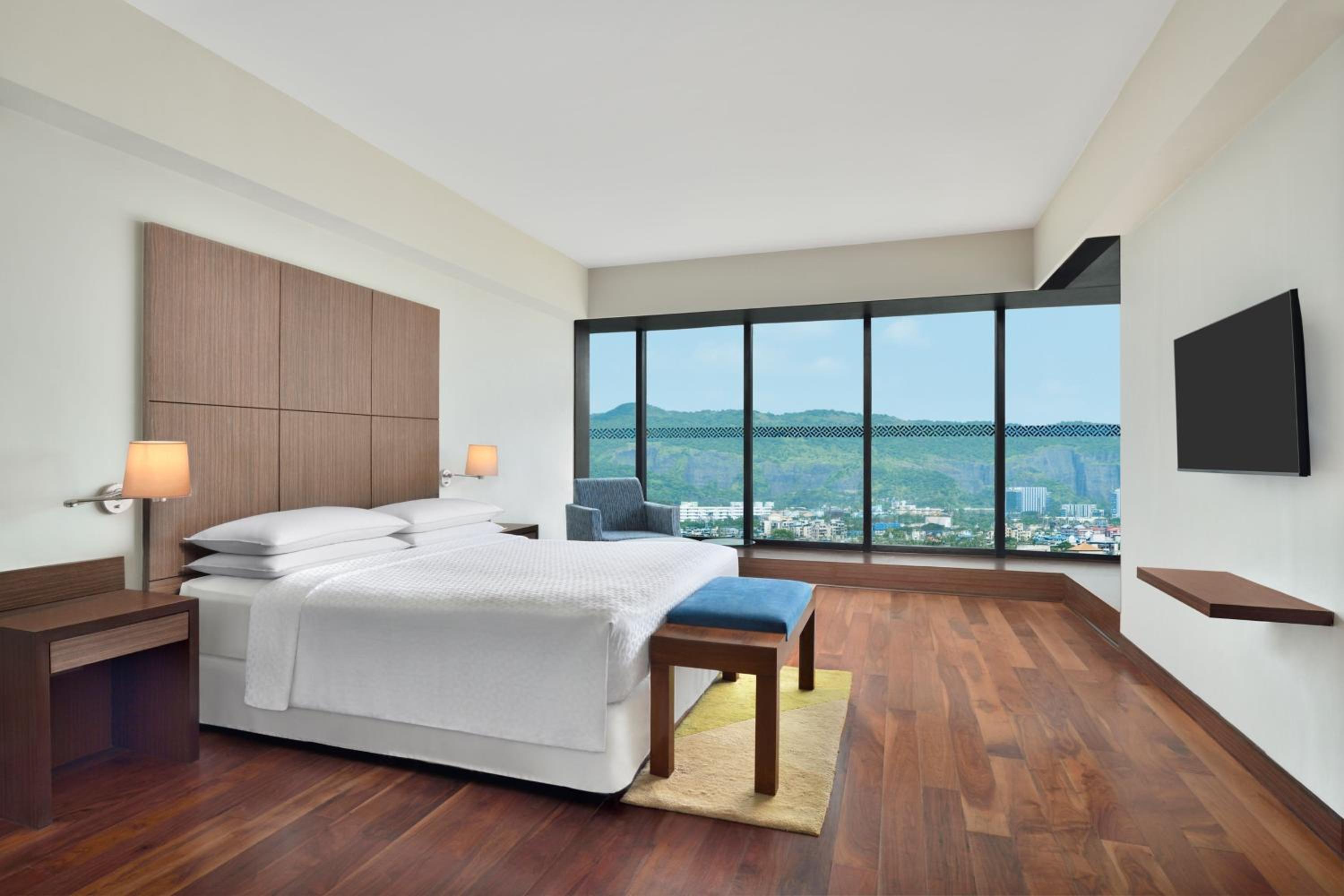 Premier King Suite with Pool View photo 3