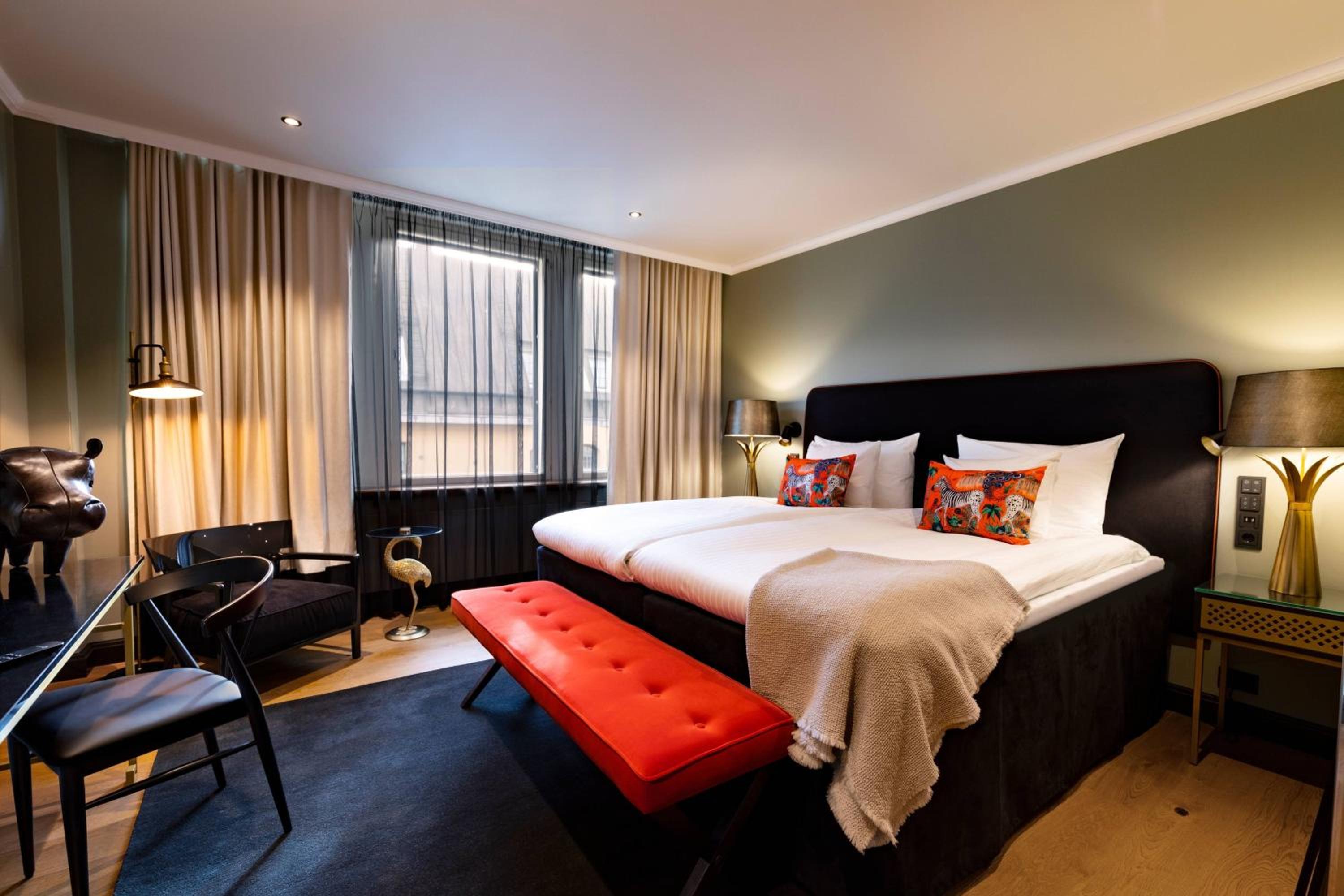 Luxe, Deluxe Guest room, 1 King - Photo 1