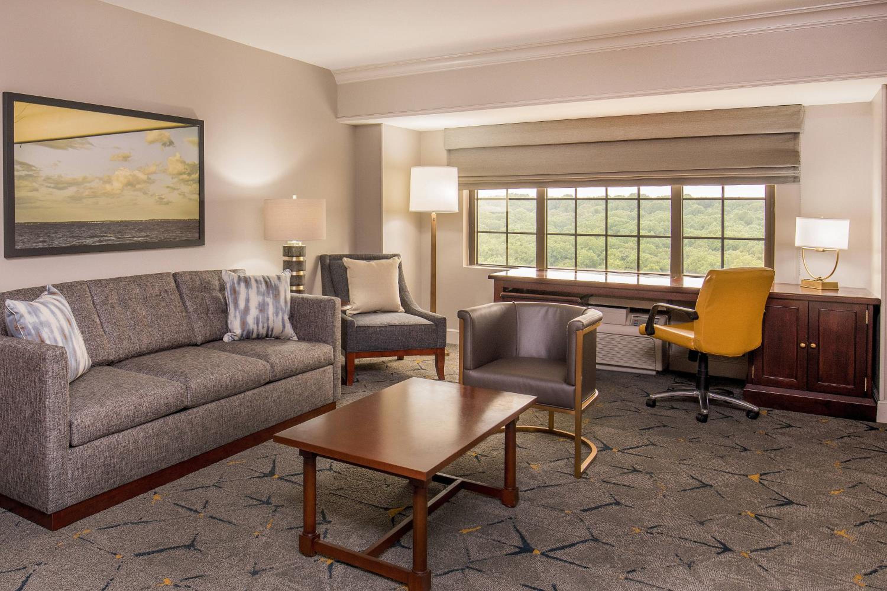 Club level, Executive Suite, 1 King, Alternate bed: sofa bed - Photo 1
