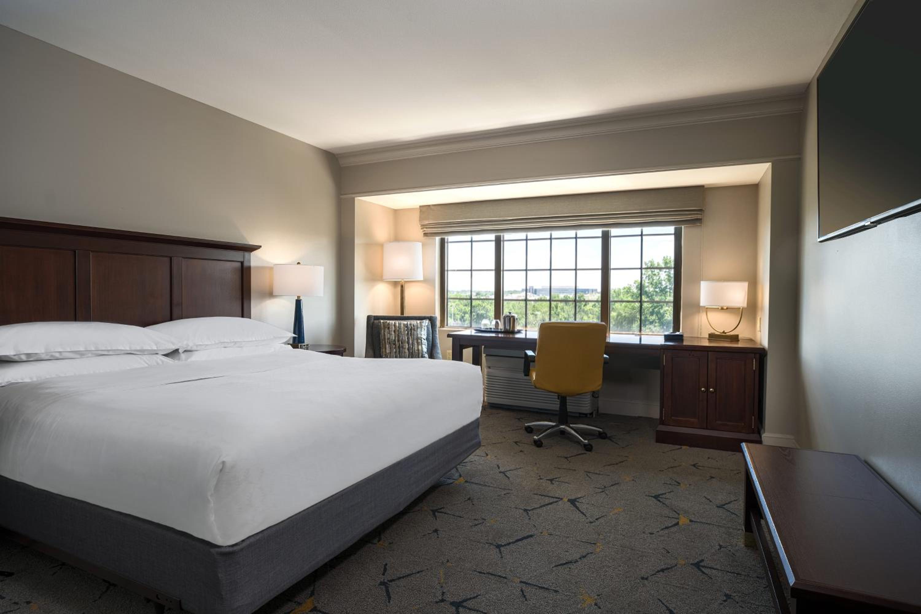 King Room with Roll-in Shower - Mobility and Hearing Accessible - Photo 7