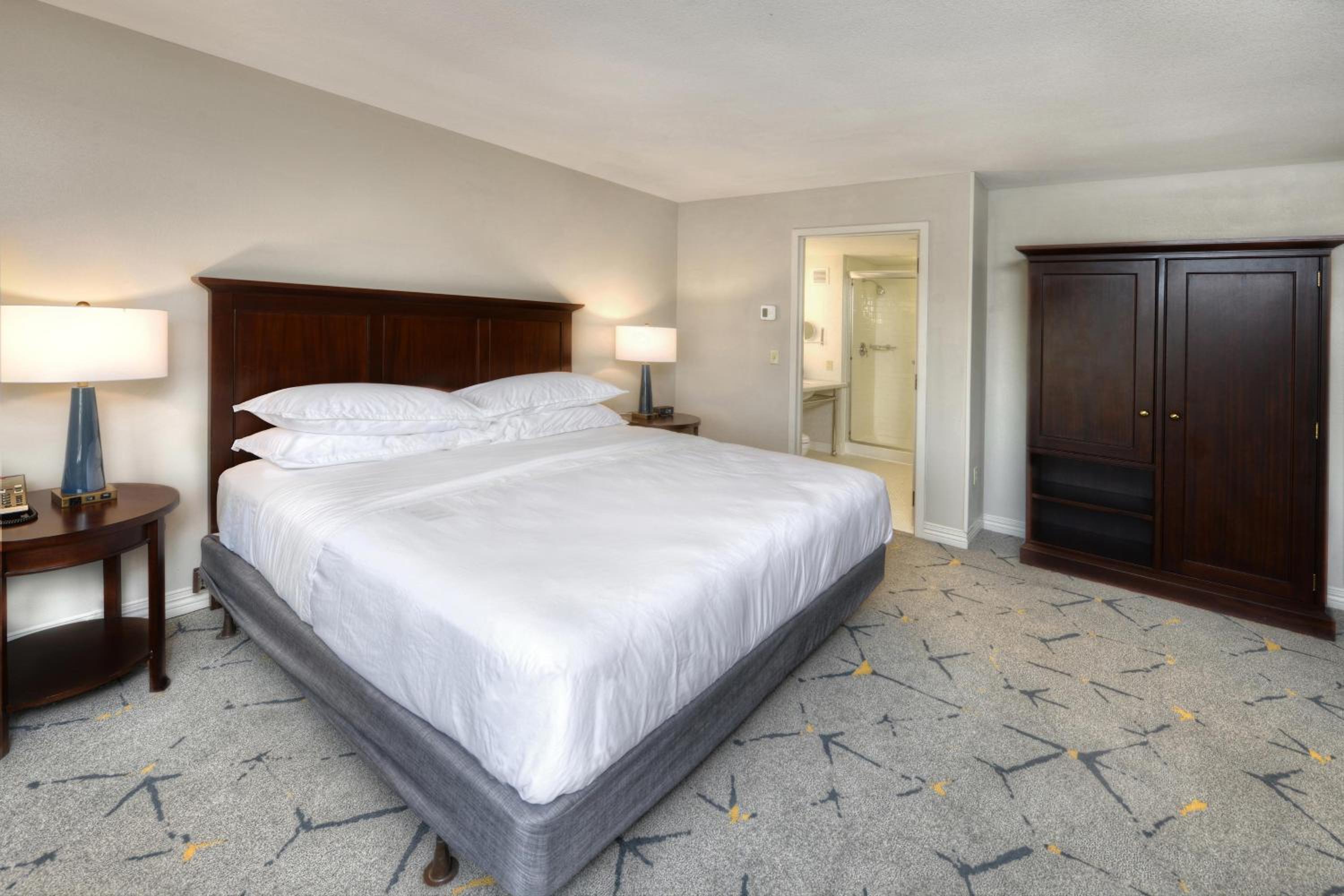 King Room with Roll-in Shower - Mobility and Hearing Accessible - Photo 4