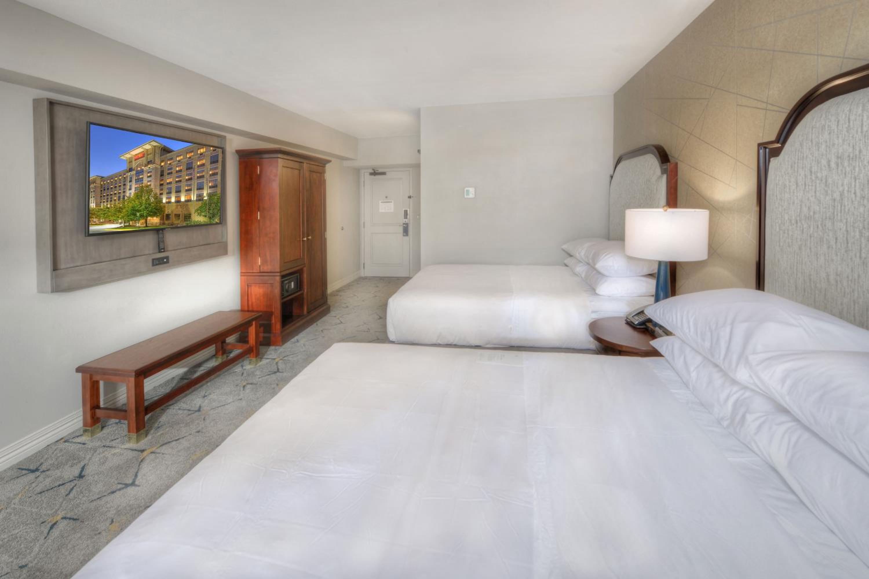 Queen Room with Two Queen Beds and Adapted Tub - Mobility and Hearing Accessible - Photo 1